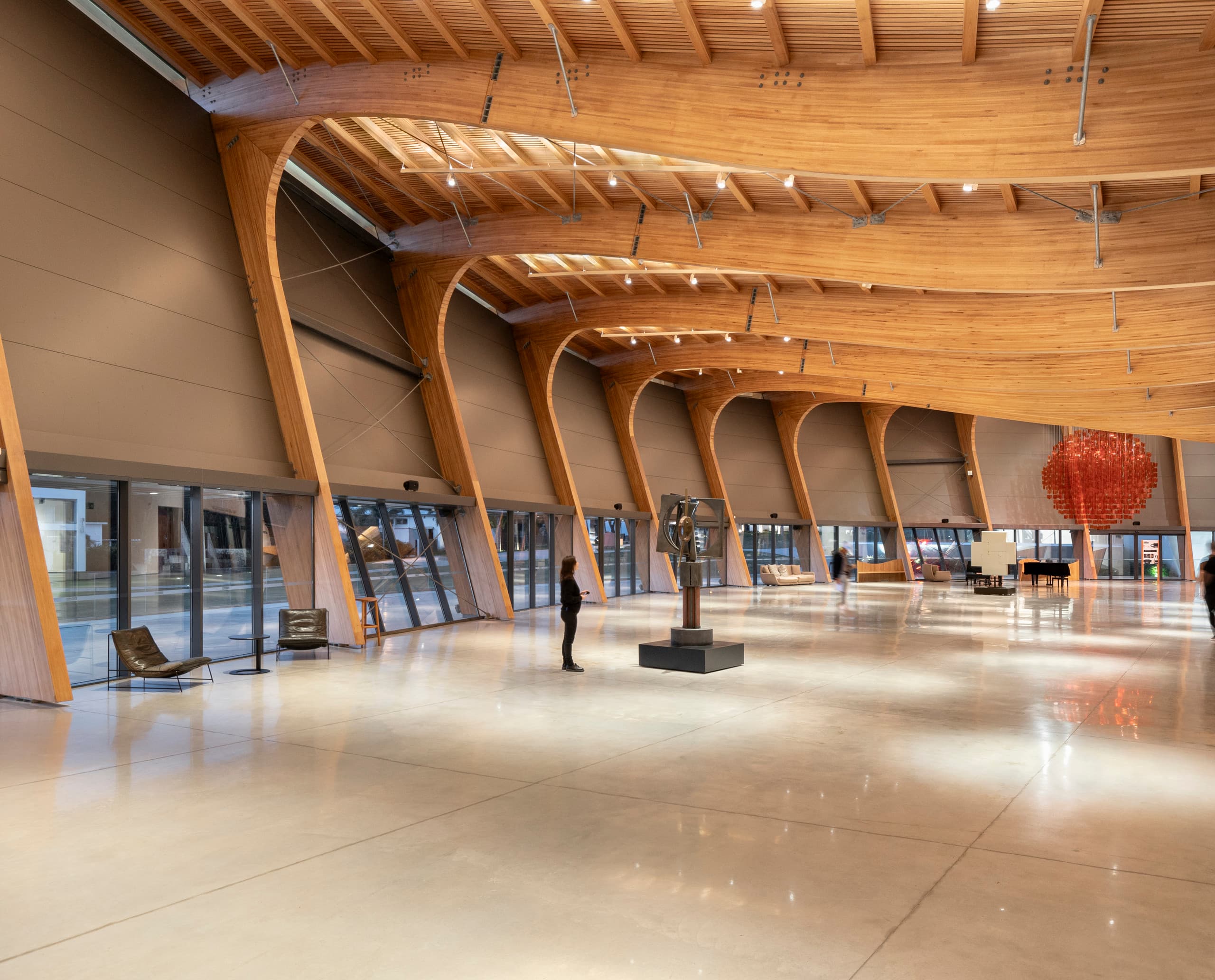 Innenansicht des Museo Atchugarry mit ERCO LED-Beleuchtung und markanter Holzkonstruktion.