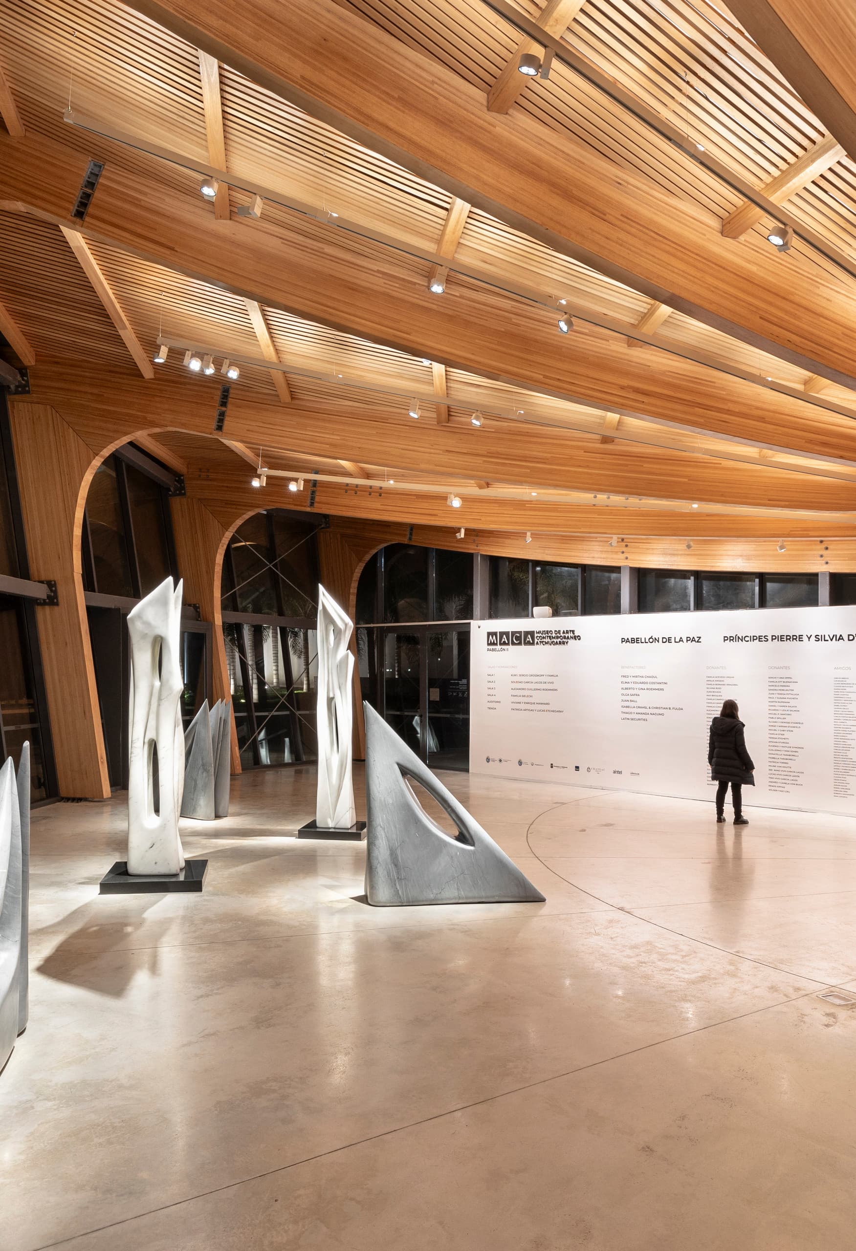 Innenraum des Museo Atchugarry mit Skulpturen und ERCO LED-Beleuchtung.