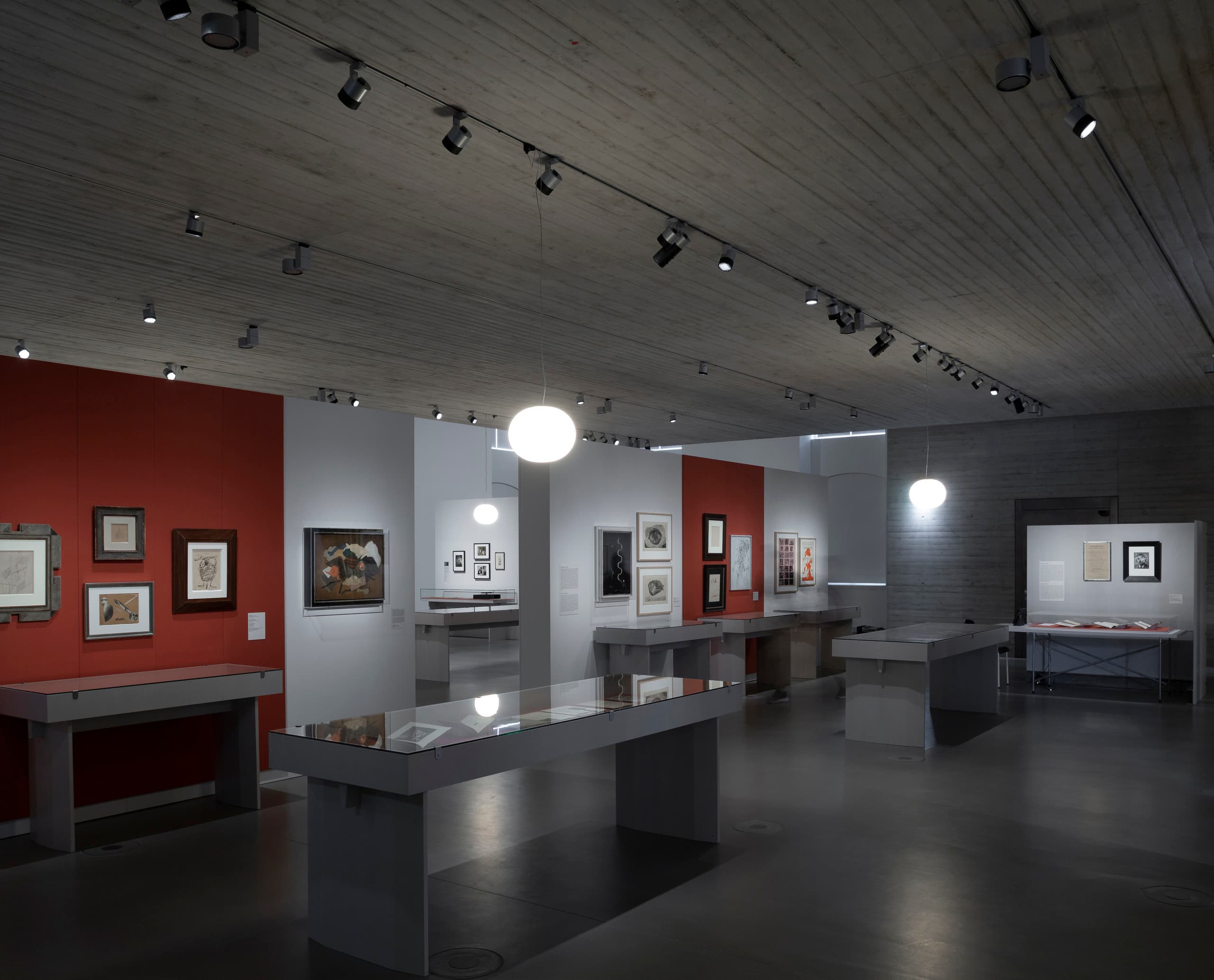 ERCO Parscan Strahler beleuchten Kunstwerke im Blockhaus Dresden, flexible LED-Ausstellungsbeleuchtung.