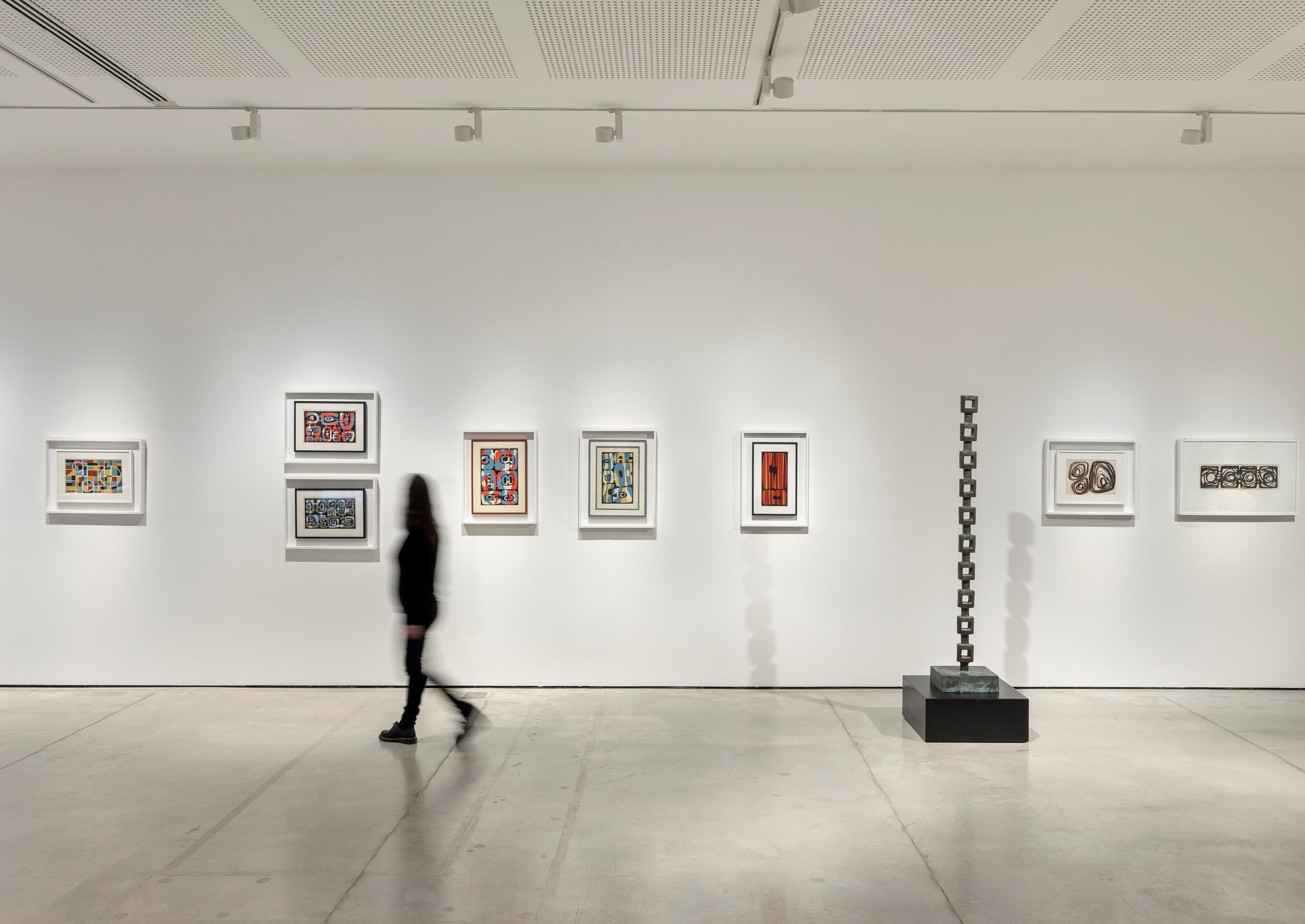 Innenraum des MACA Museums mit Kunstwerken und ERCO LED-Beleuchtung für vis комфорт.