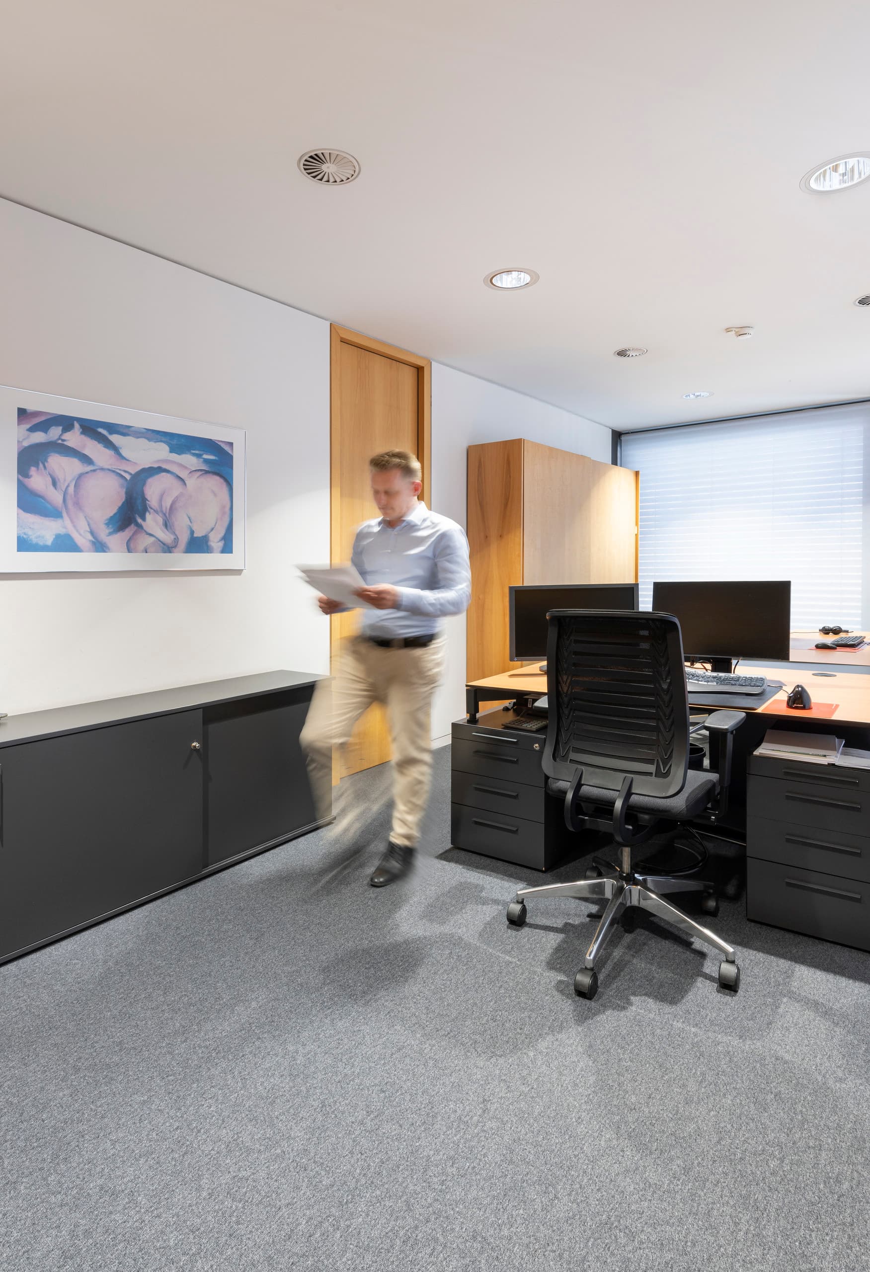Modernes Büro der Sparkasse Ulm mit ERCO LED-Beleuchtung für hohe Lichtqualität.