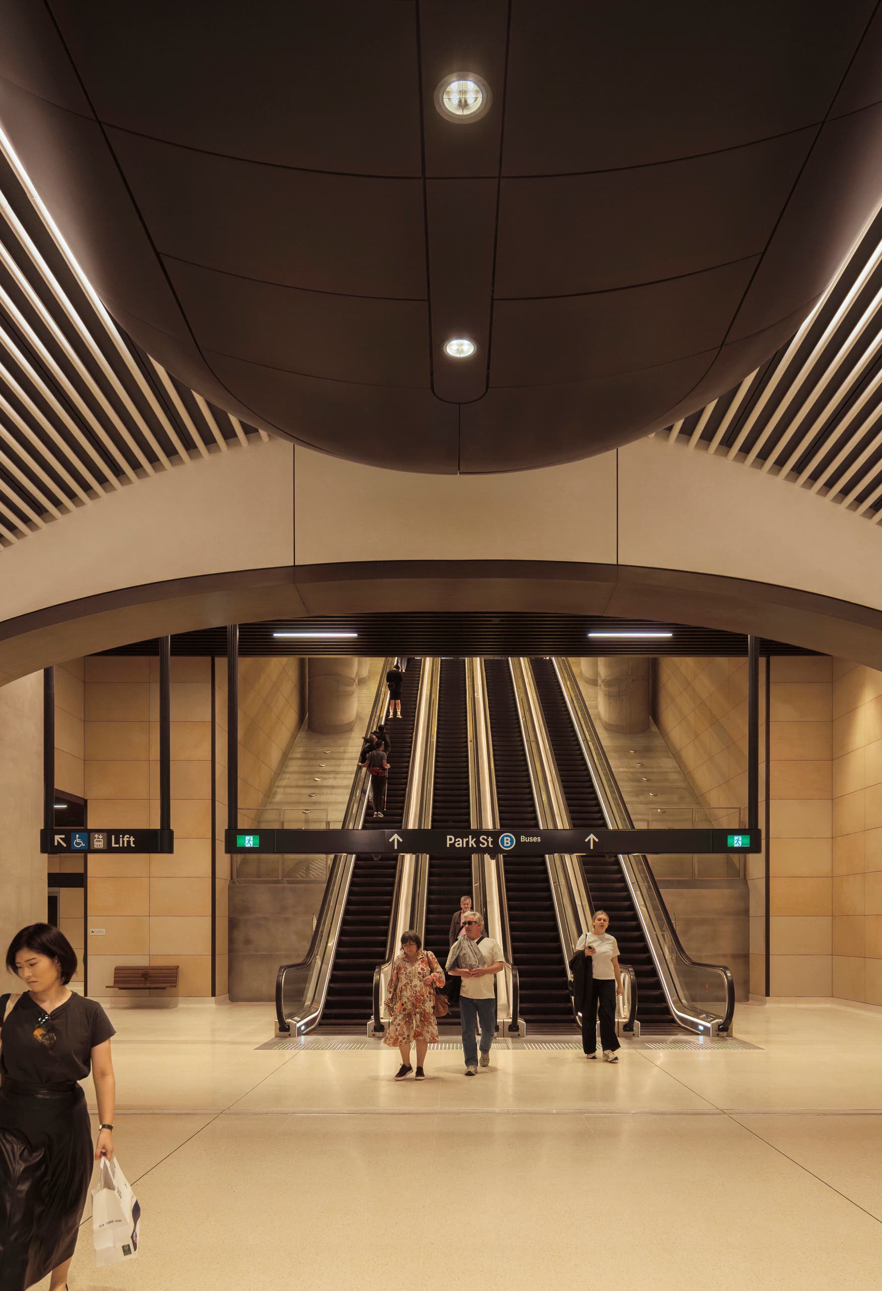 Gadigal Metro Station in Sydney mit ERCO Downlights für gleichmäßige Beleuchtung.
