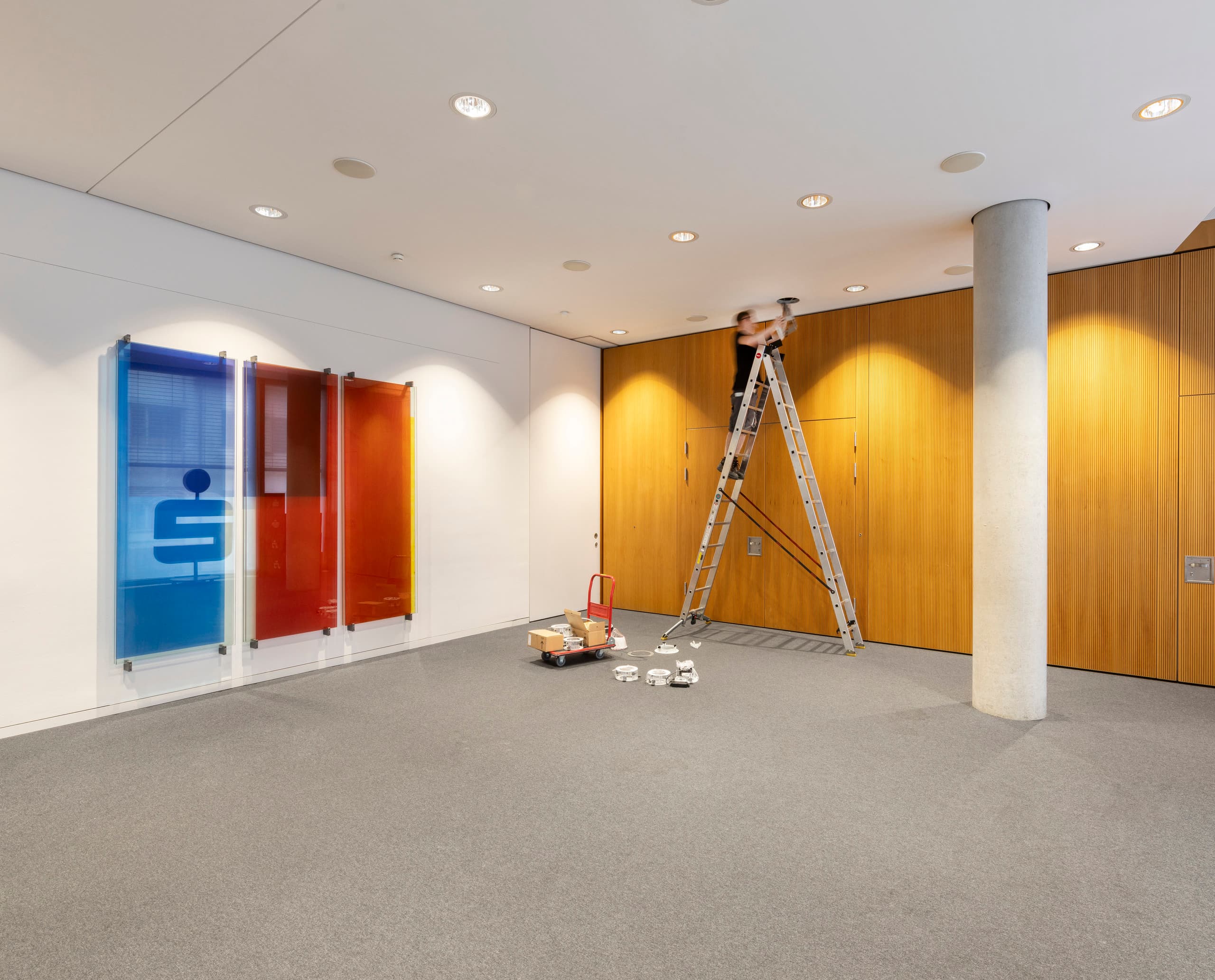 Installation von ERCO Quintessence LED Downlights in der Sparkasse Ulm für verbesserte Lichtqualität.