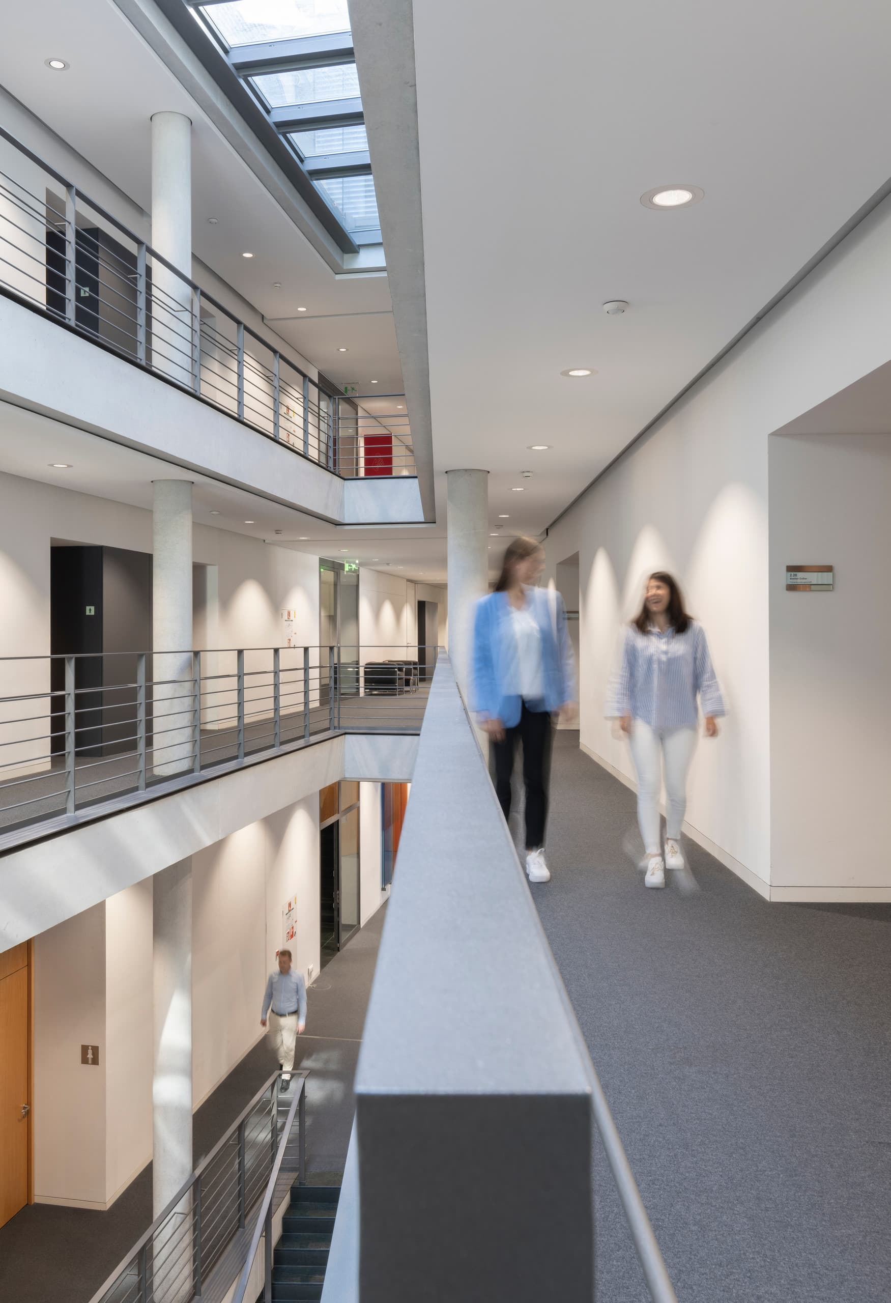 Innenansicht der Sparkasse Ulm mit ERCO Quintessence LED-Downlights für verbesserte Lichtqualität.