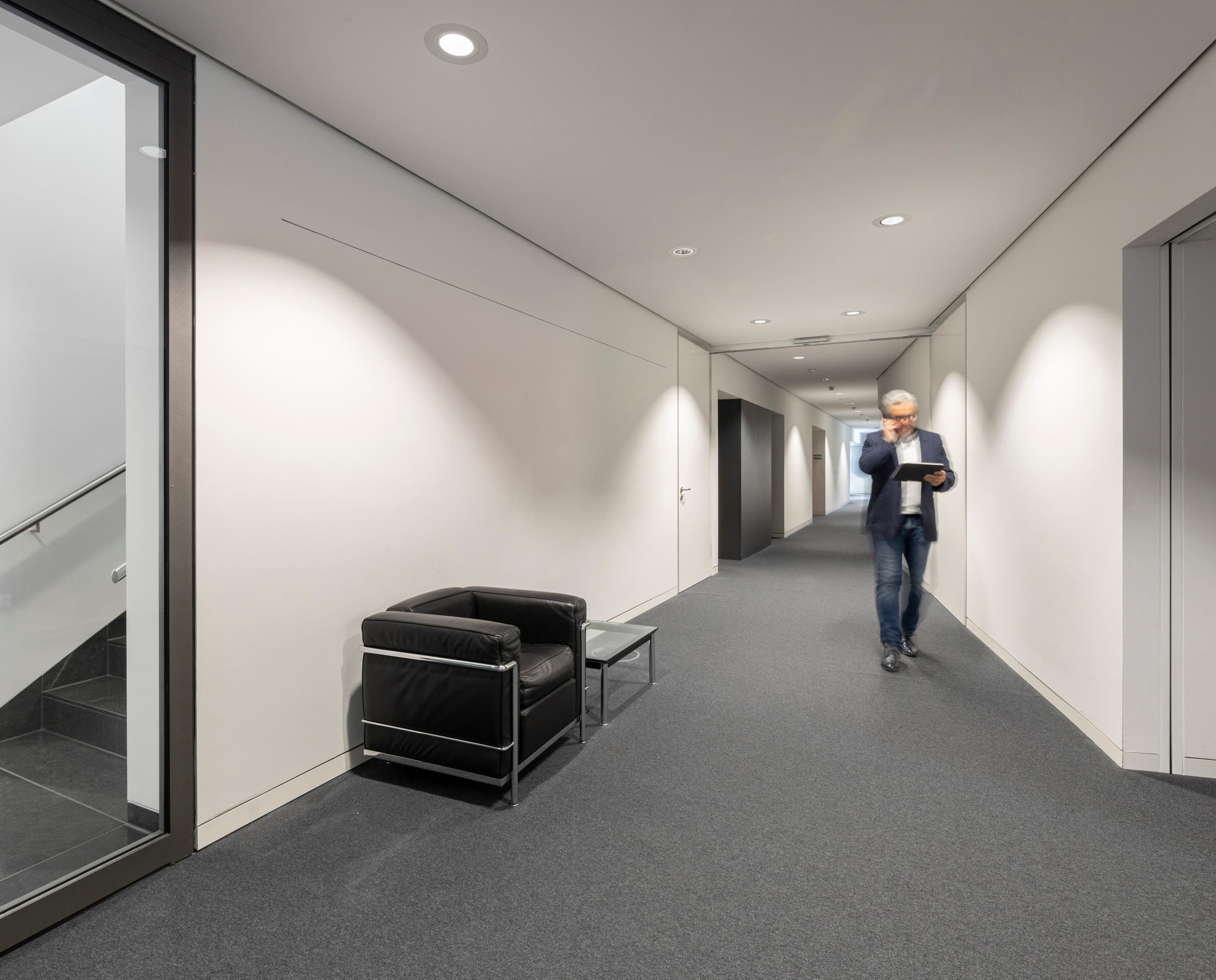 ERCO Quintessence LED Downlights in Sparkasse Ulm Flur für effiziente Beleuchtung.