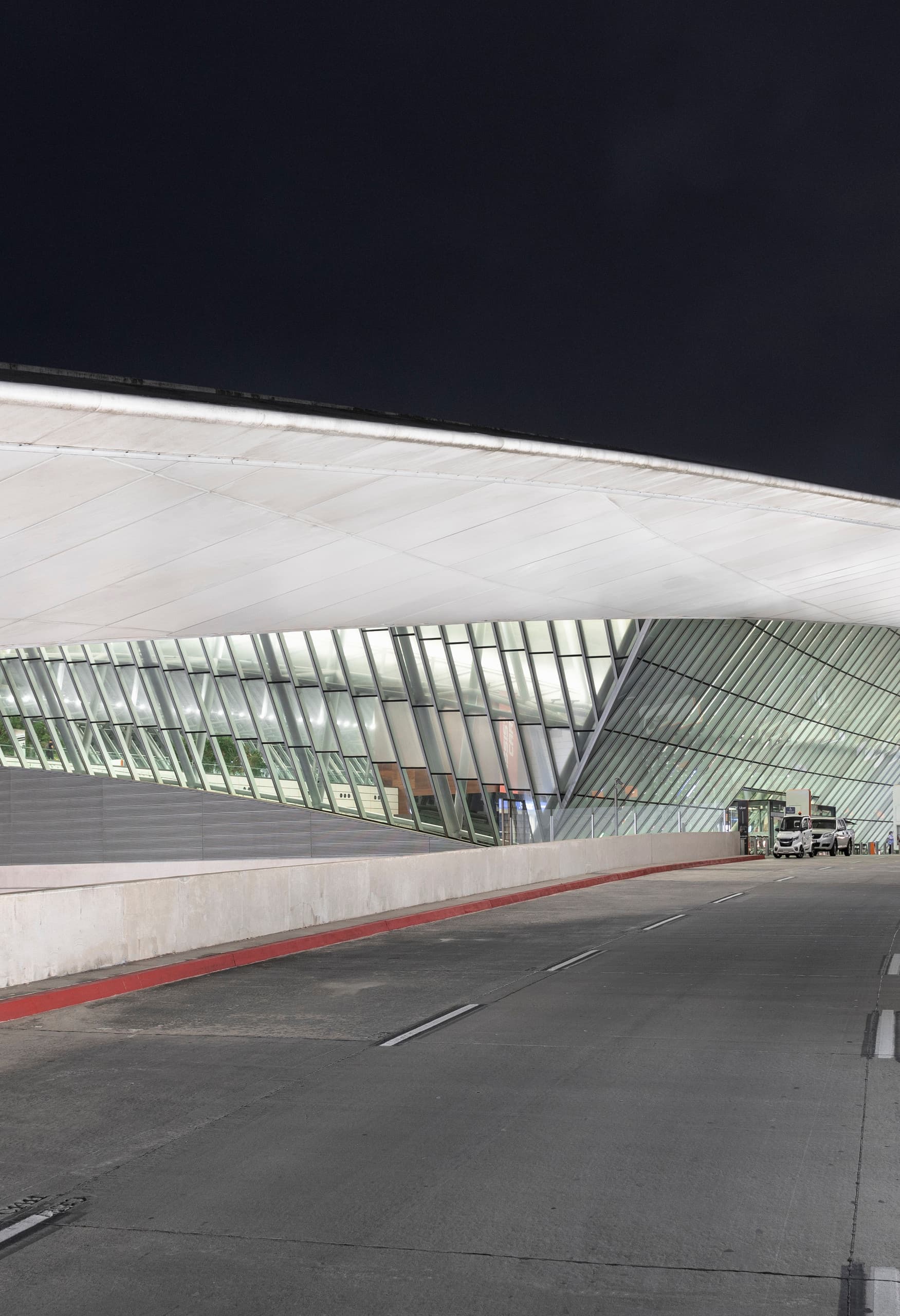 Carrasco International Airport bei Nacht, beleuchtet mit ERCO LED-Leuchten für verbesserte Energieeffizienz.