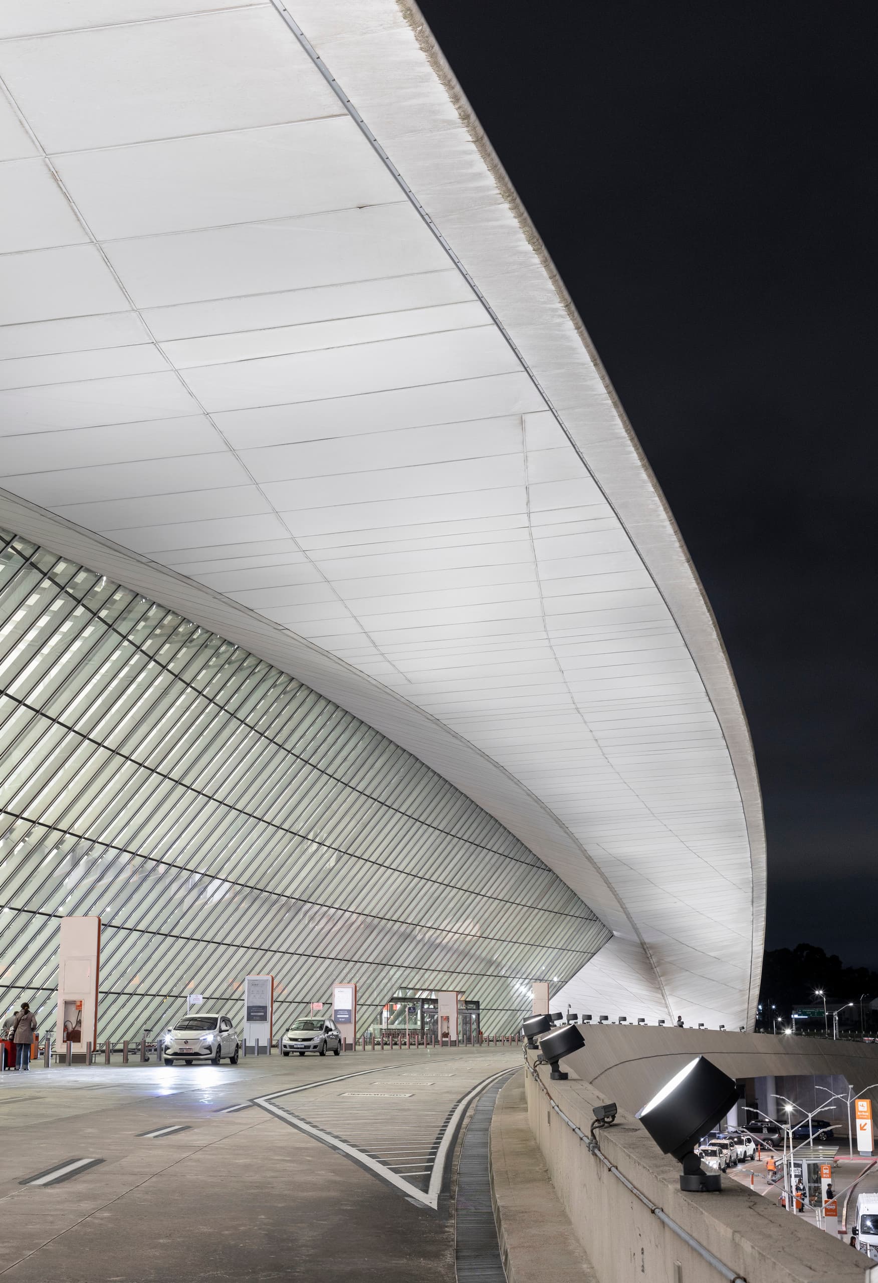 Carrasco International Airport mit ERCO LED Beleuchtung.