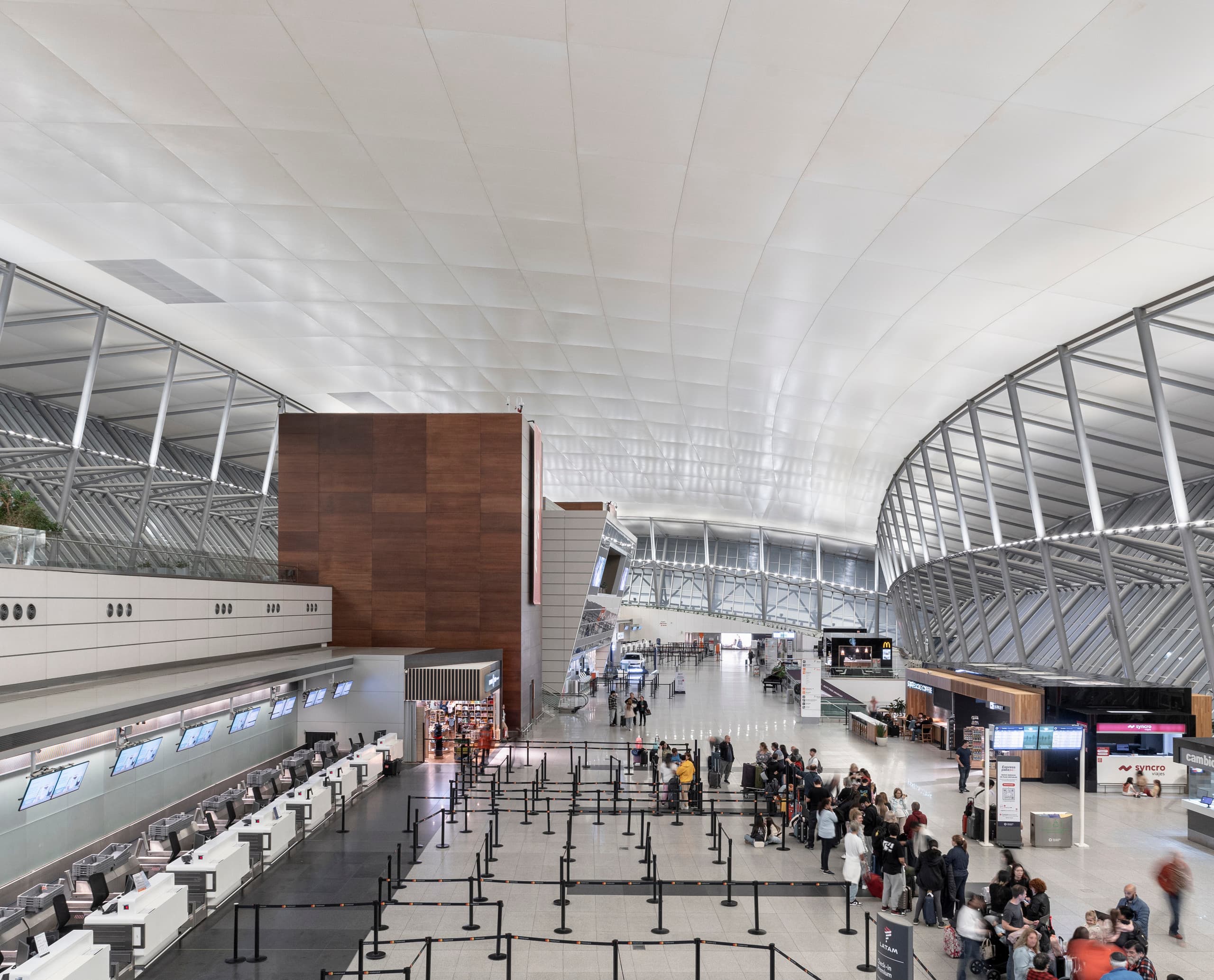 Innenansicht des Carrasco International Airport mit ERCO LED-Beleuchtung.
