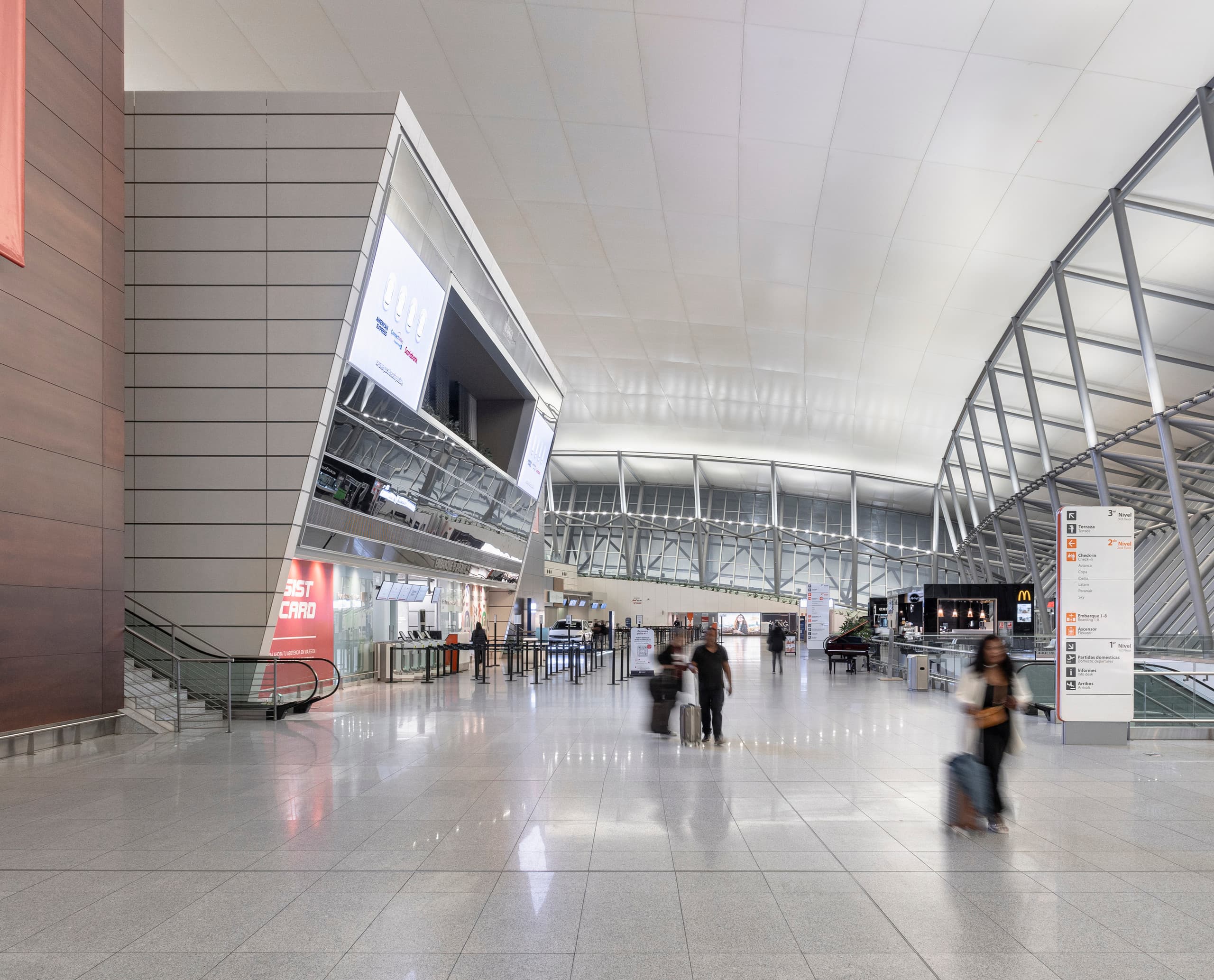 Innenansicht des Carrasco International Airport mit ERCO LED-Beleuchtung.