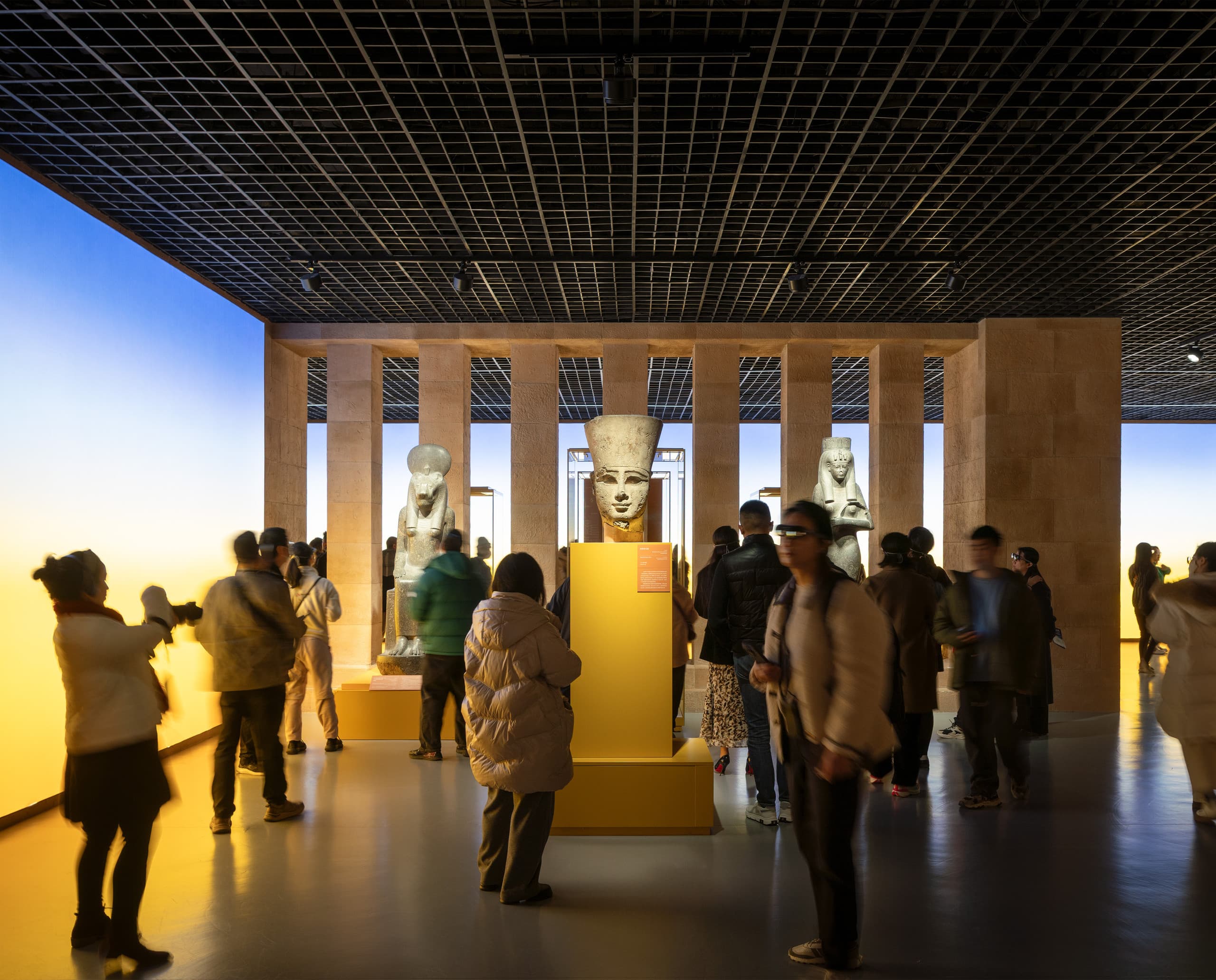 Ägyptische Artefakte im Shanghai Museum, beleuchtet mit ERCO LED-Leuchten für schonende Präsentation.
