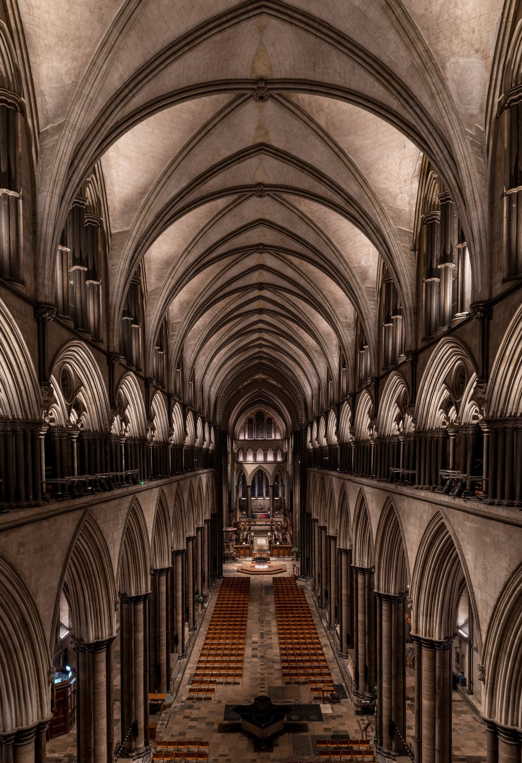 Innenansicht der Salisbury Kathedrale mit ERCO LED-Beleuchtung, die Details hervorhebt und Energie spart.