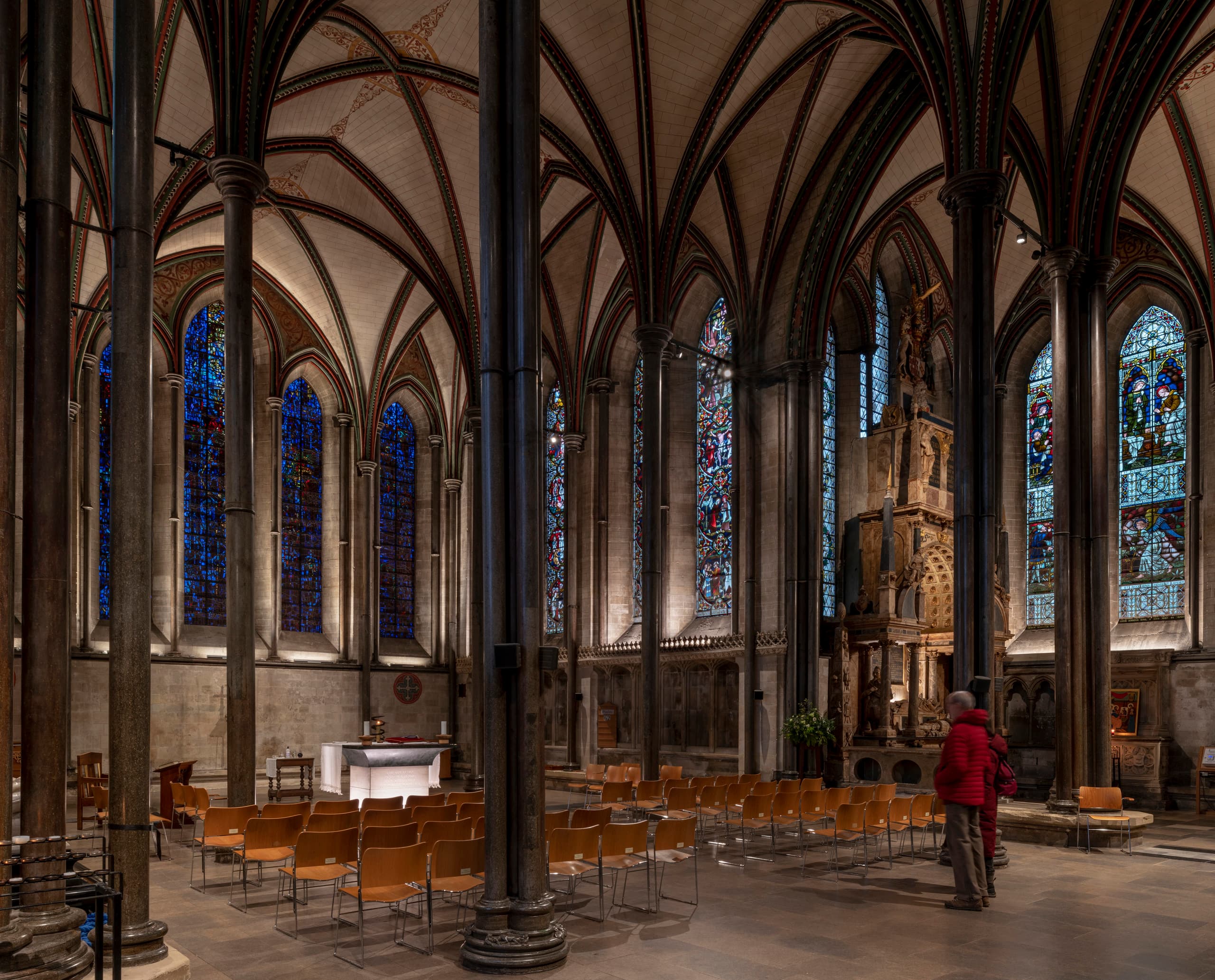 Innenansicht der Salisbury Kathedrale mit ERCO LED-Beleuchtung, die Details hervorhebt und Energie spart.