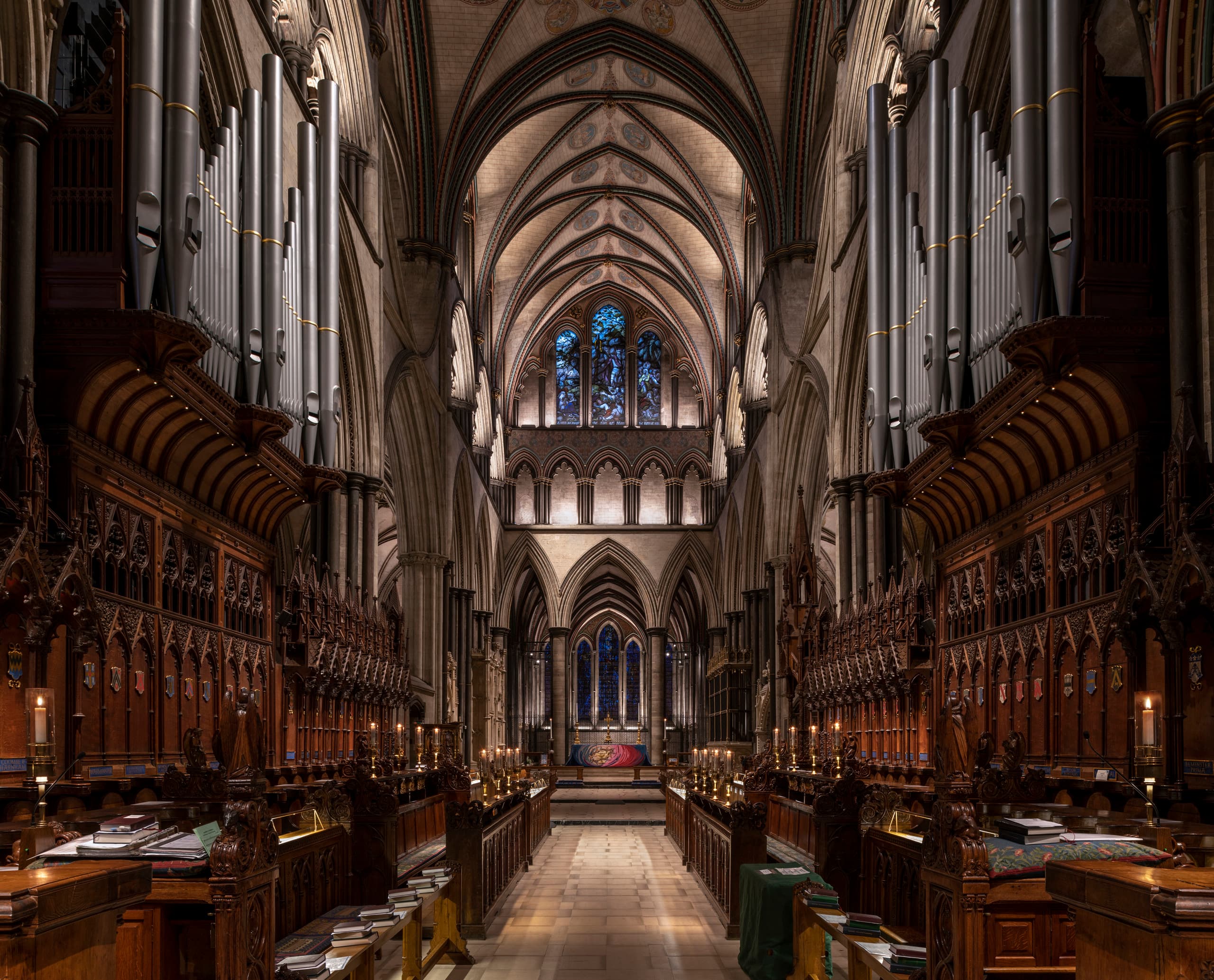 Innenraum der Salisbury Kathedrale mit ERCO LED-Beleuchtung, die historische Details hervorhebt.