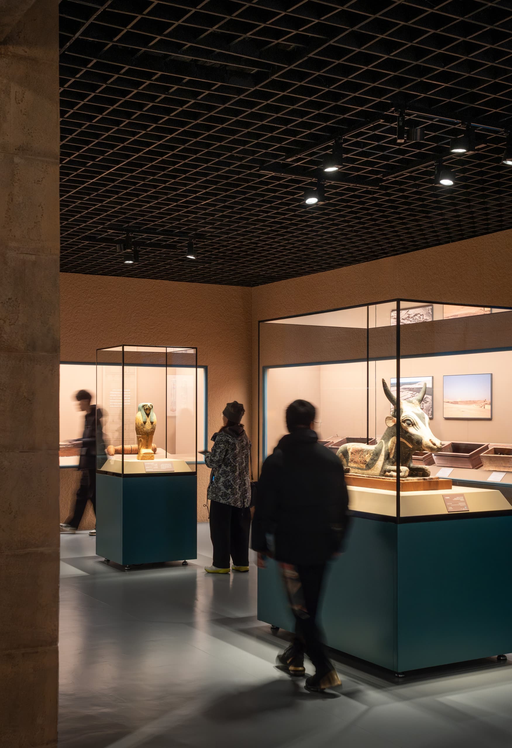 ERCO LED-Beleuchtung im Shanghai Museum: Besucher betrachten altägyptische Exponate in Vitrinen.