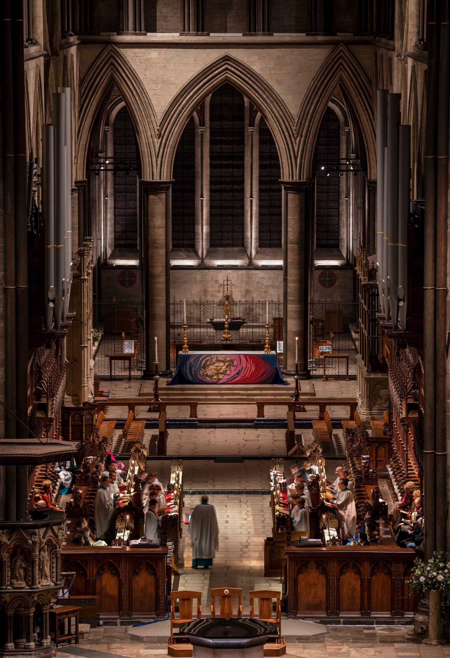 Innenansicht der Salisbury Kathedrale mit ERCO LED-Beleuchtung, die Details hervorhebt und eine einladende Atmosphäre schafft.