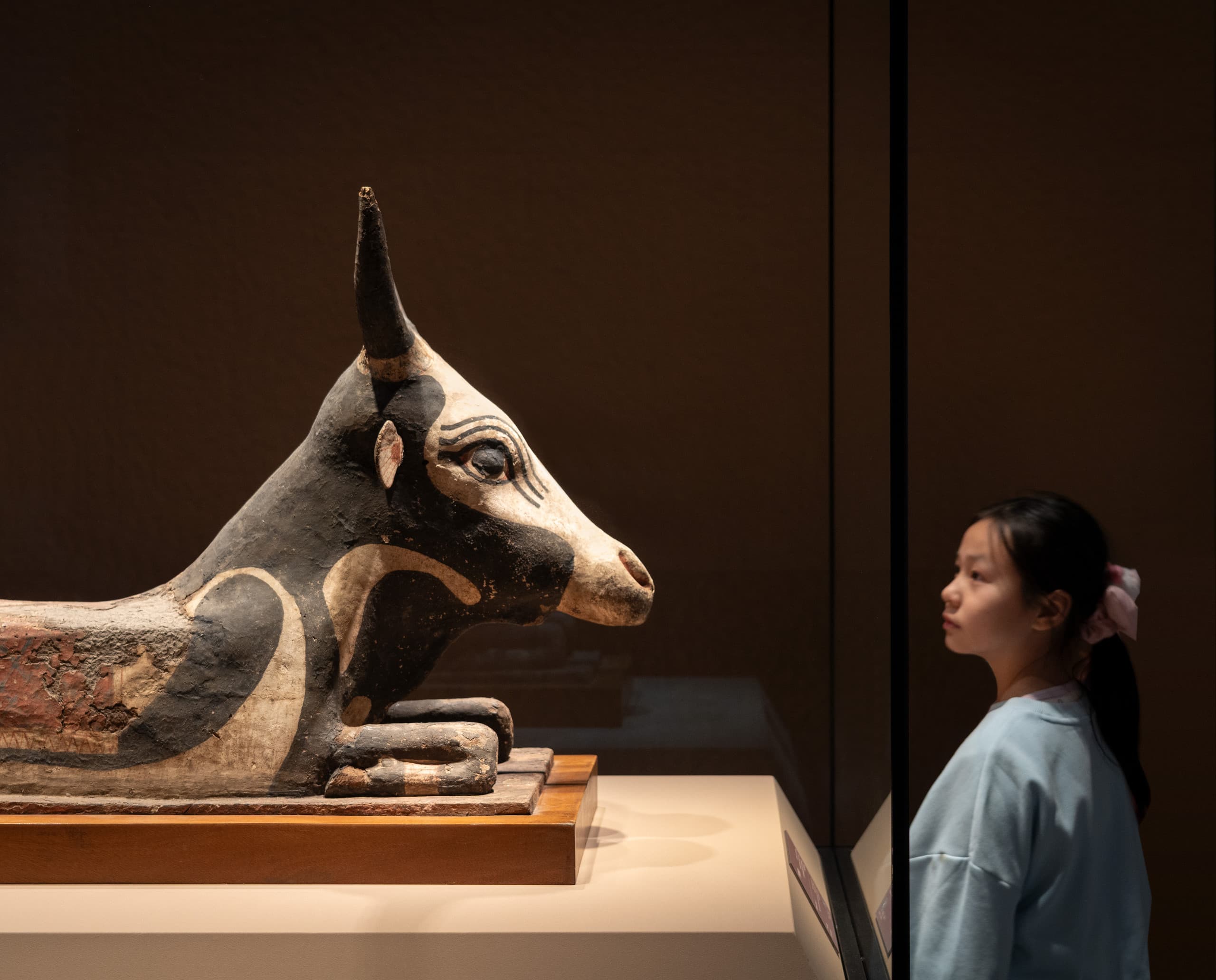 Ägyptische Stier-Statue im Shanghai Museum, beleuchtet mit ERCO LED-Licht.