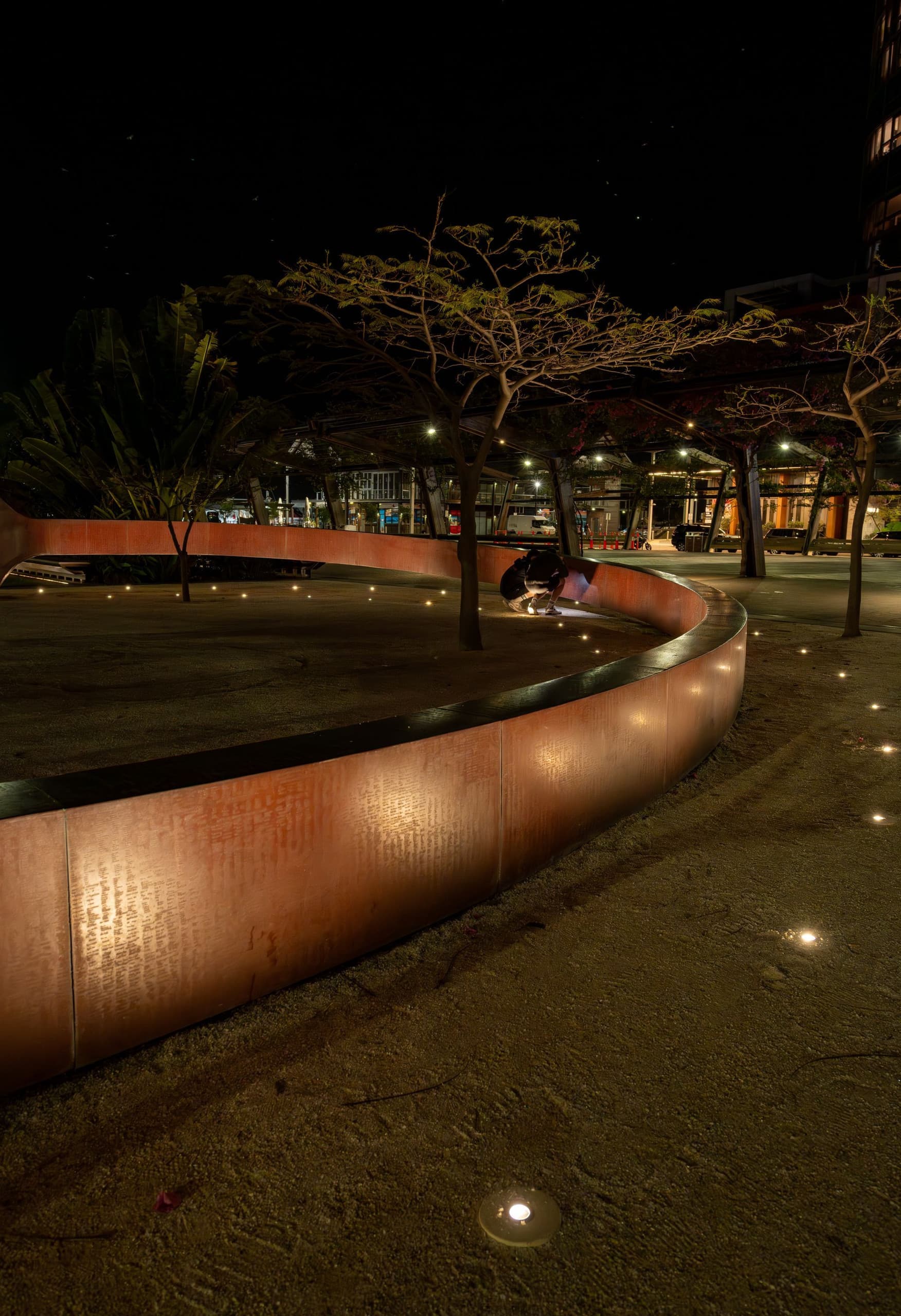 Beleuchteter Signature Ring in Elizabeth Quay mit ERCO Tesis Bodeneinbauleuchten bei Nacht.