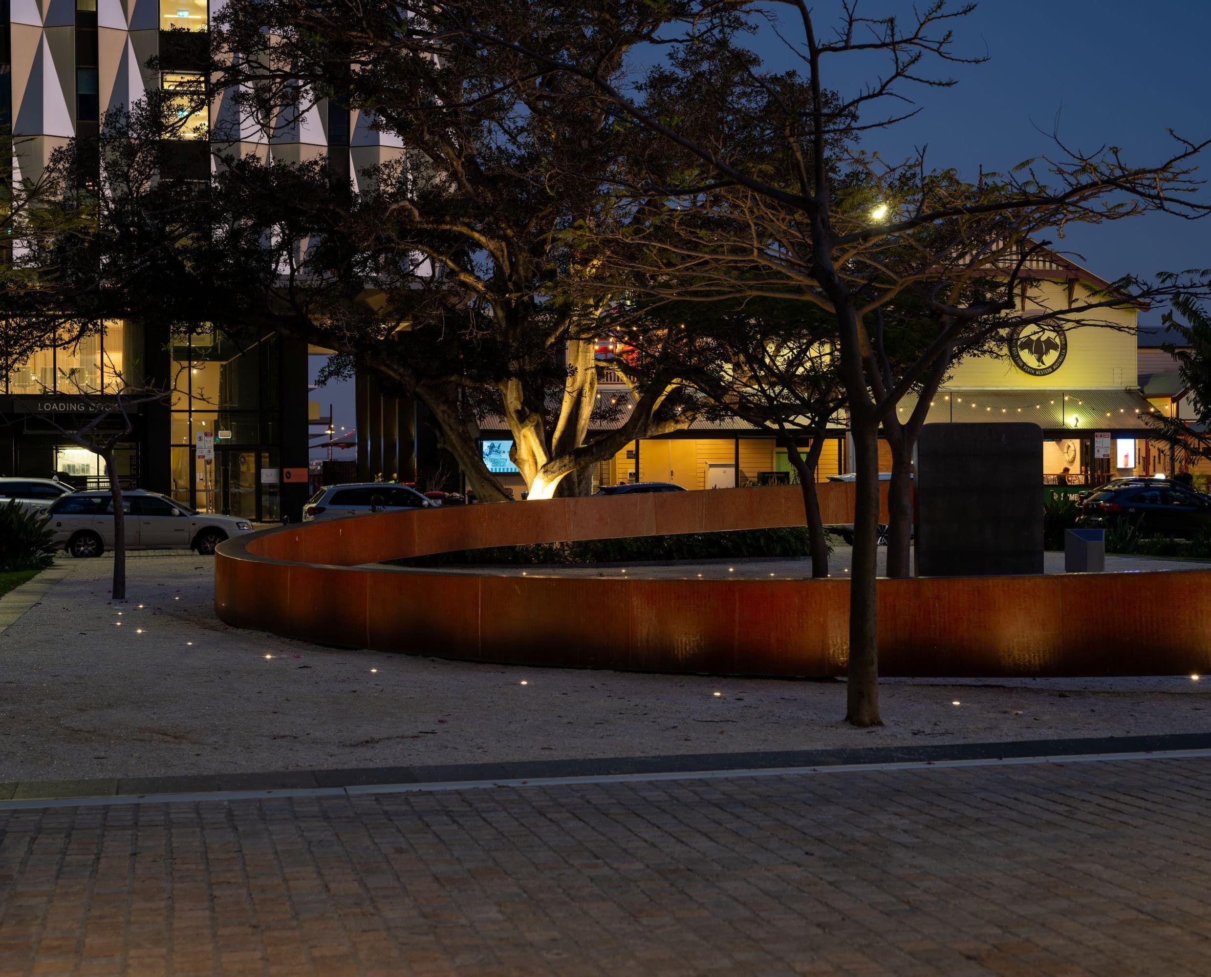 Beleuchteter Signature Ring in Elizabeth Quay, Perth, mit ERCO Tesis Bodeneinbauleuchten.
