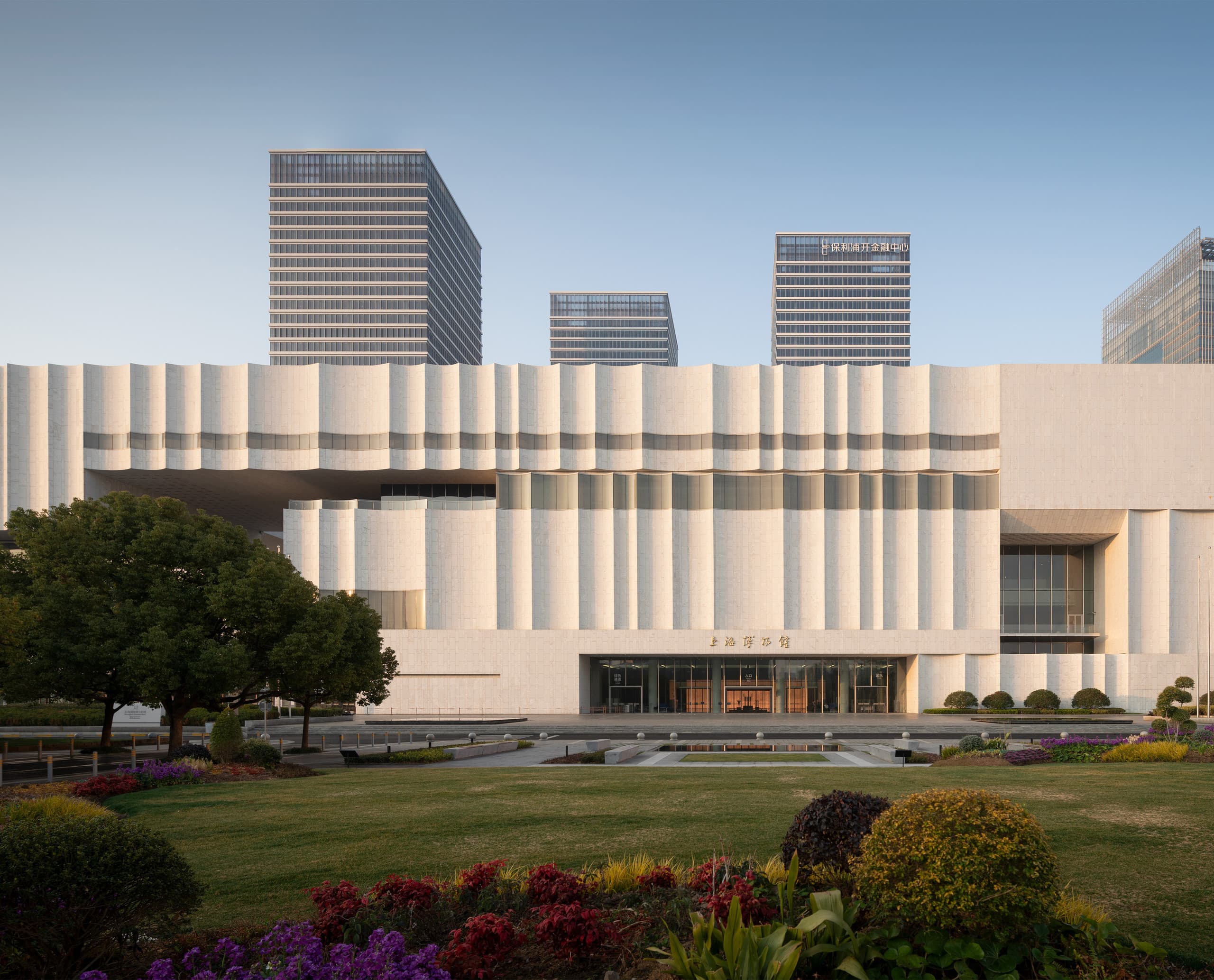 Shanghai Museum East: Ein modernes Gebäude mit ERCO Lichttechnik für Kunstausstellungen.