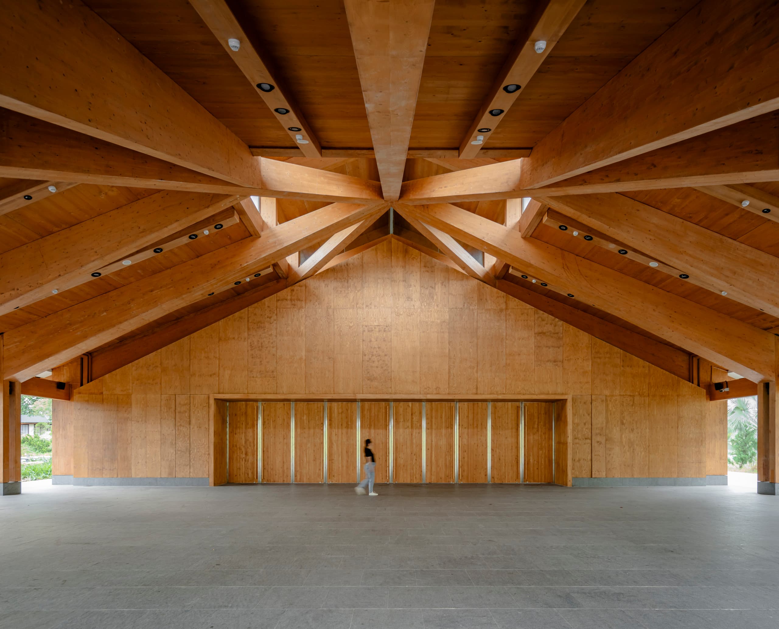 Innenansicht des Guesthouse Singapur mit Holzkonstruktion und ERCO LED-Beleuchtung.