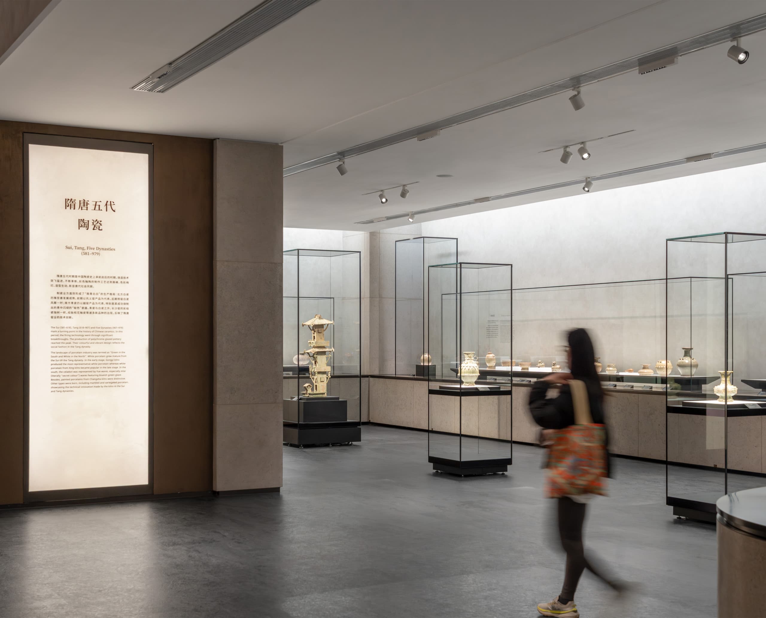 Innenansicht des Shanghai Museum East mit ERCO LED-Strahlern, die die Porzellan-Exponate beleuchten.