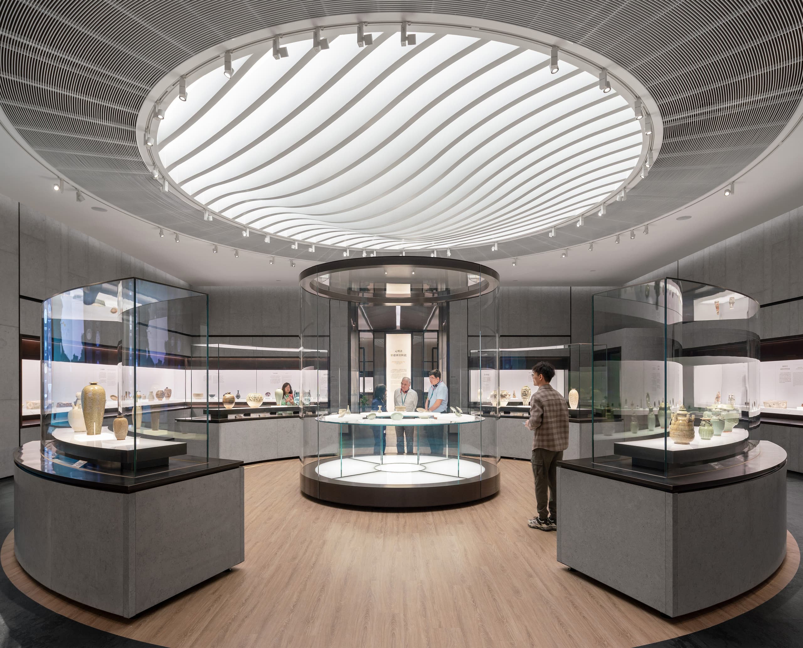 Keramikgalerie im Shanghai Museum East mit ERCO LED-Beleuchtung zur hervorhebung der Exponate.