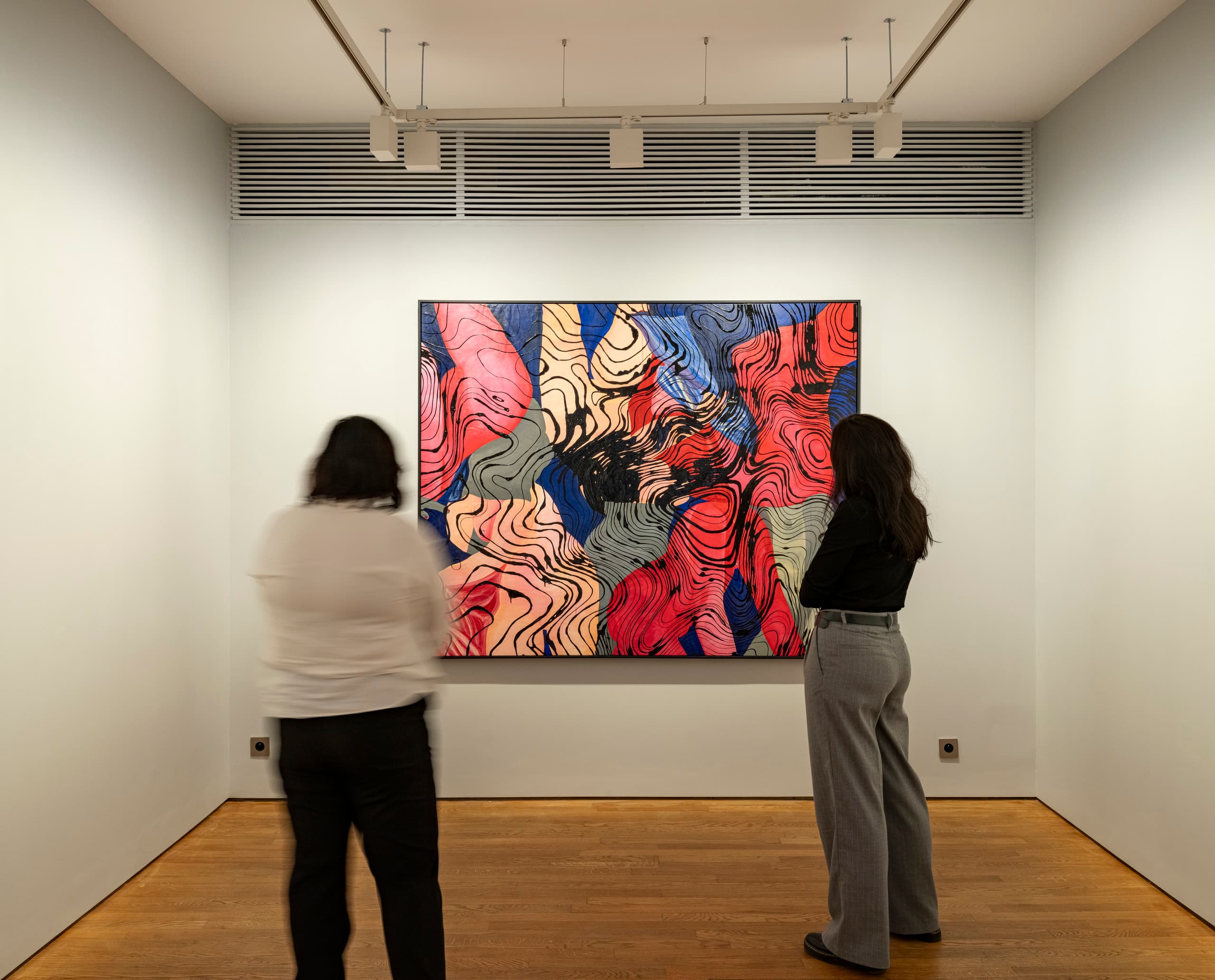 Besucher betrachten ein Kunstwerk in der Lilia Ben Salah Galerie, beleuchtet mit ERCO LED-Leuchten.