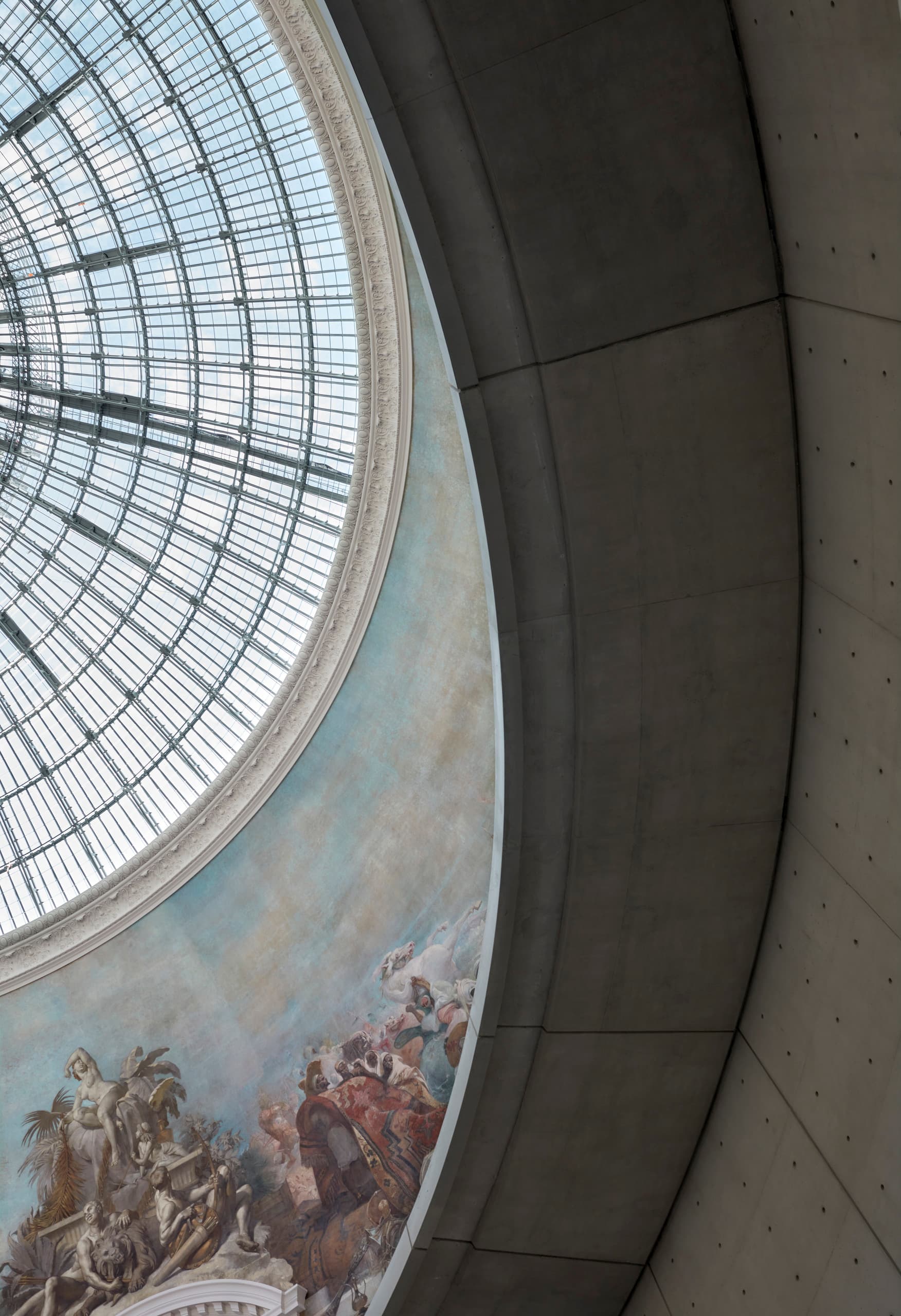 Glaskuppel und Wandmalereien in der Bourse de Commerce, Paris. Flexible Museumsbeleuchtung mit ERCO LED Strahlern.