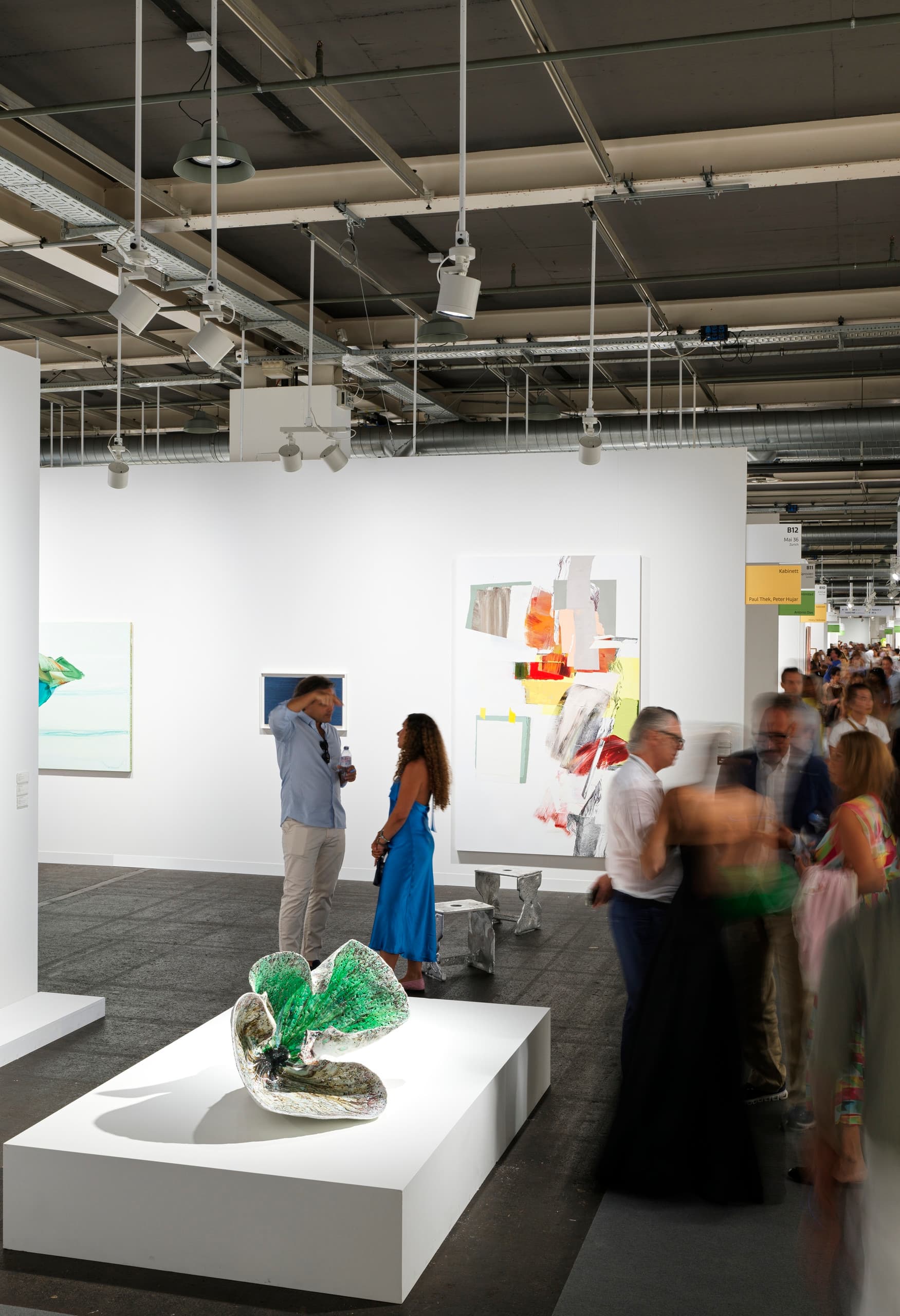 Messestand und Besucher auf der Art Basel