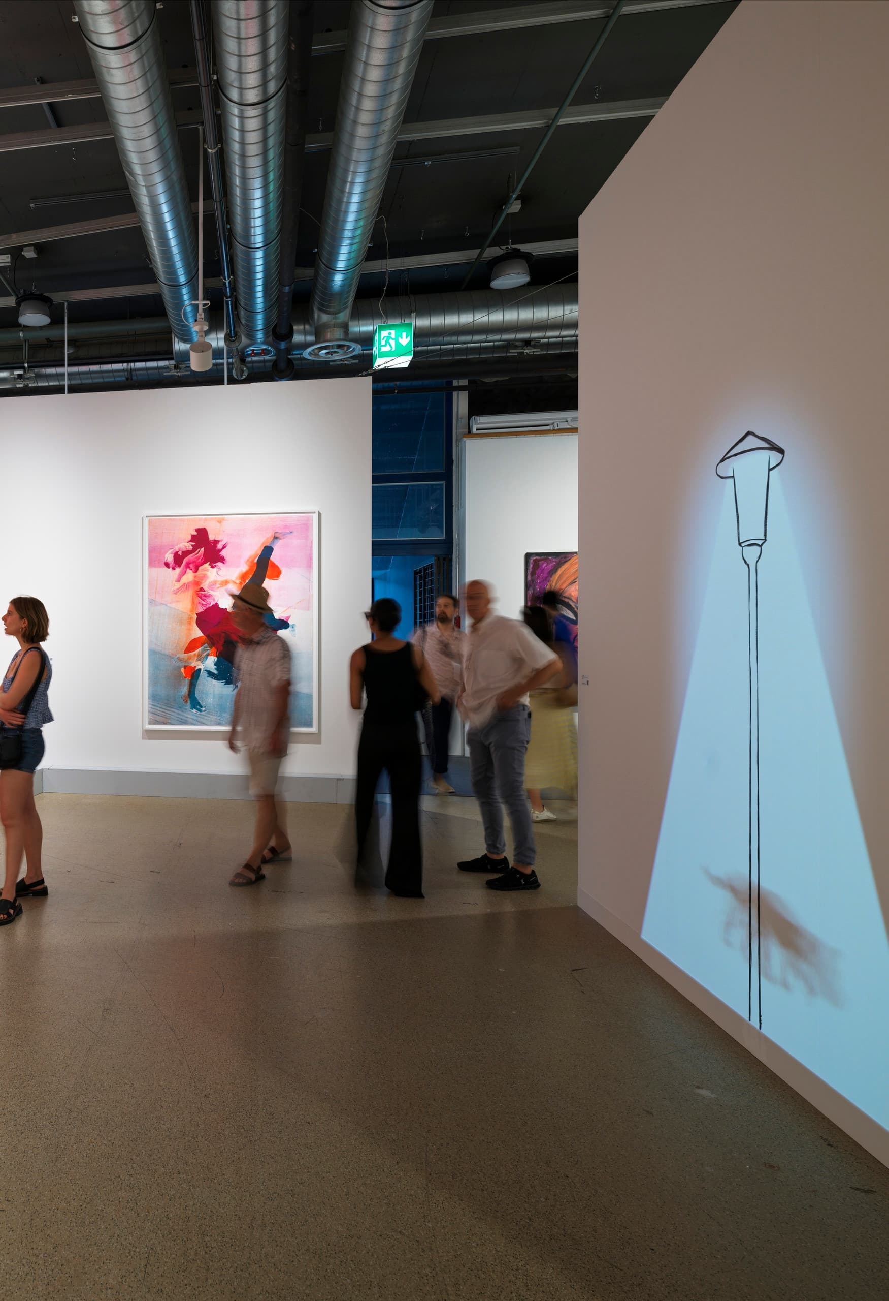 Messestand auf der Art Basel; Rechts eine Lichtinstallation mit einer Katze und einer Straßenlaterne.
