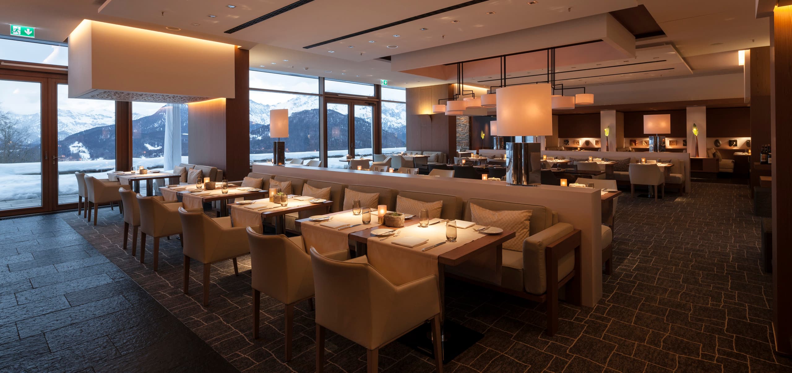 Elegantes Restaurant mit ERCO Beleuchtung für ein stimmungsvolles Ambiente.