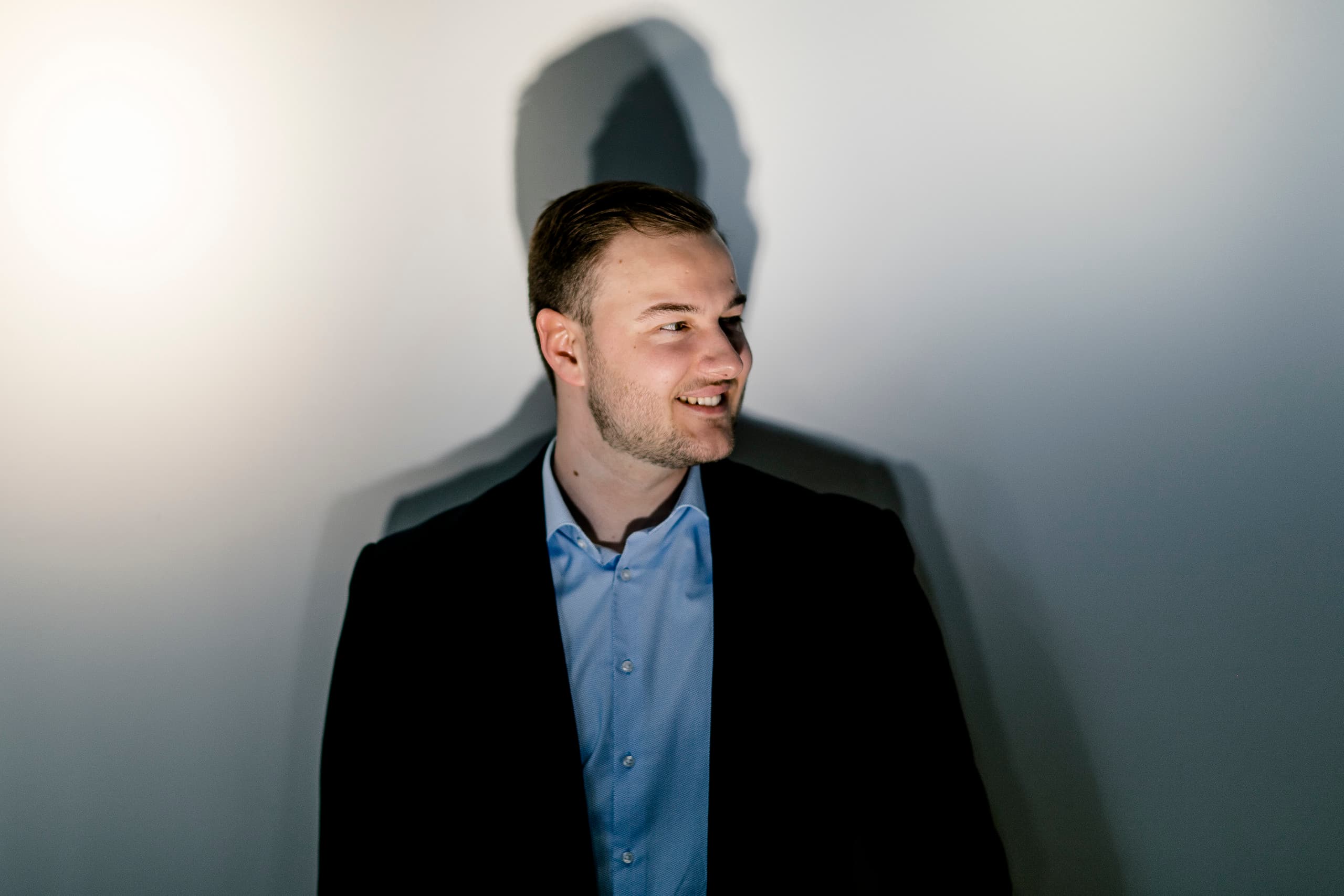 Ein junger Mann im Anzug, der bei ERCO eine Ausbildung oder ein duales Studium absolviert.