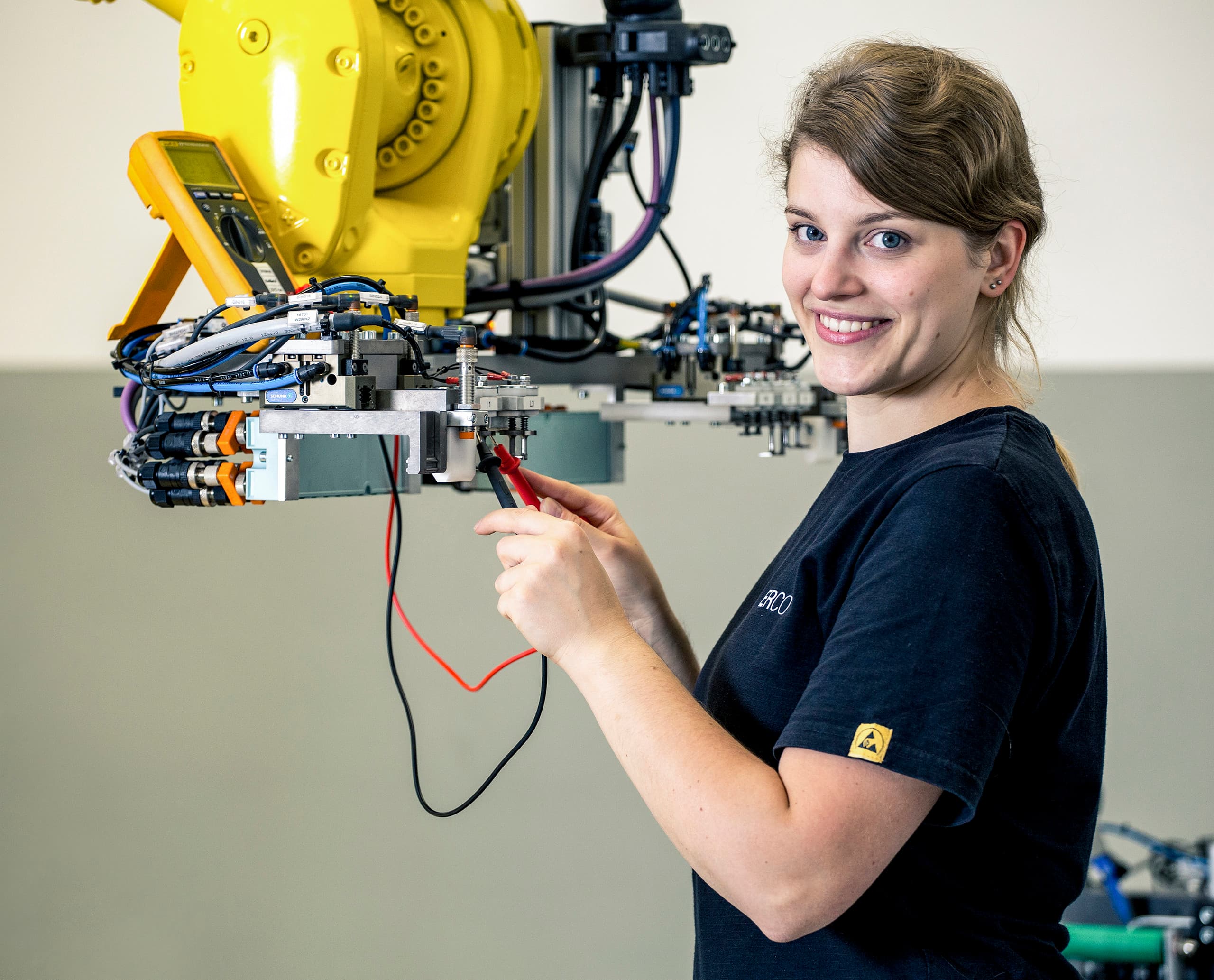ERCO Auszubildende bei der Arbeit an einem Roboter im Rahmen der Berufsausbildung.