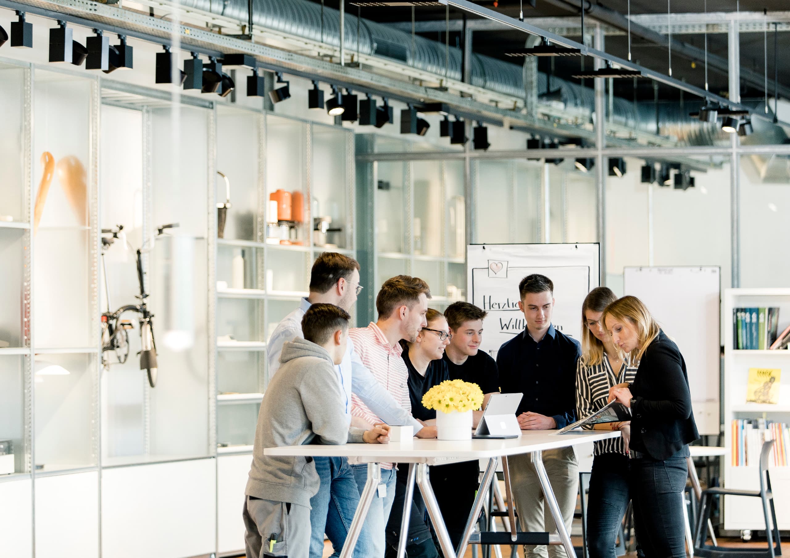 ERCO Auszubildende und Studenten arbeiten gemeinsam an einem Projekt im Büro.