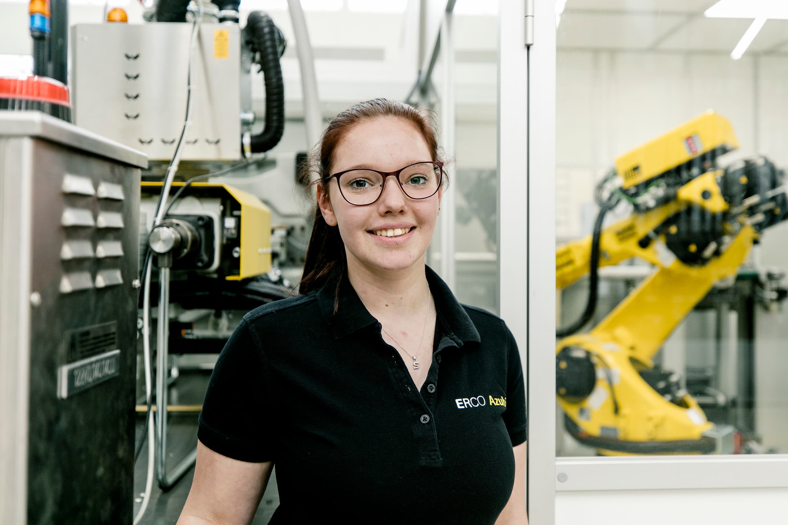 ERCO Auszubildende in der Produktion, die ihr handwerkliches Können zeigt.