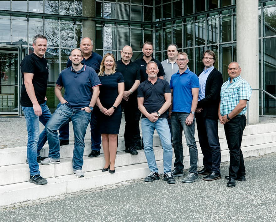 ERCO-Team für Ausbildung und duales Studium vor Firmengebäude, das Engagement und Teamgeist zeigt.