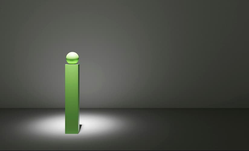 Grüne Stehle mit Akzentbeleuchtung in dunklem Raum
