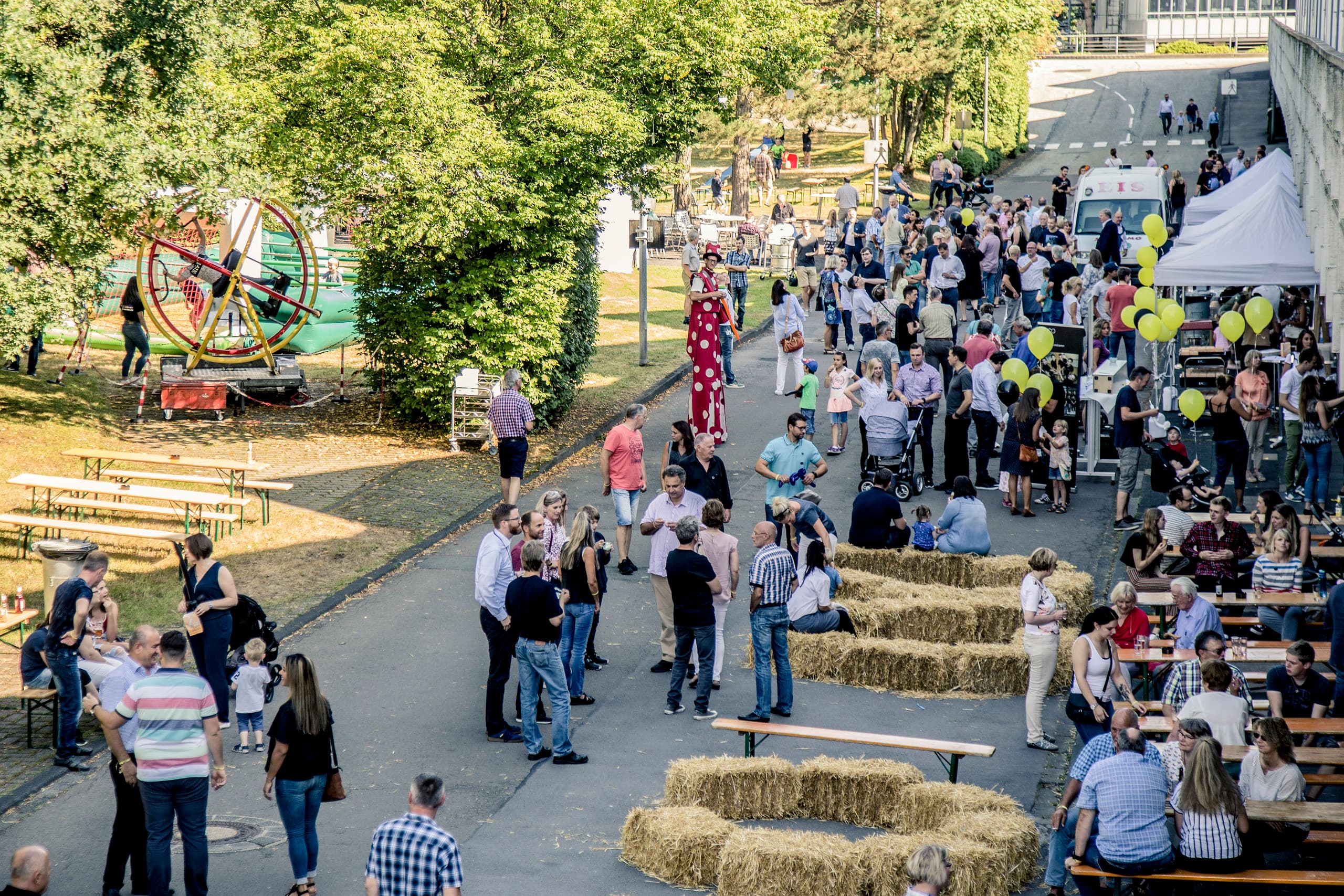 ERCO-Mitarbeiterfest mit Unterhaltung und Gesprächen im Freien.