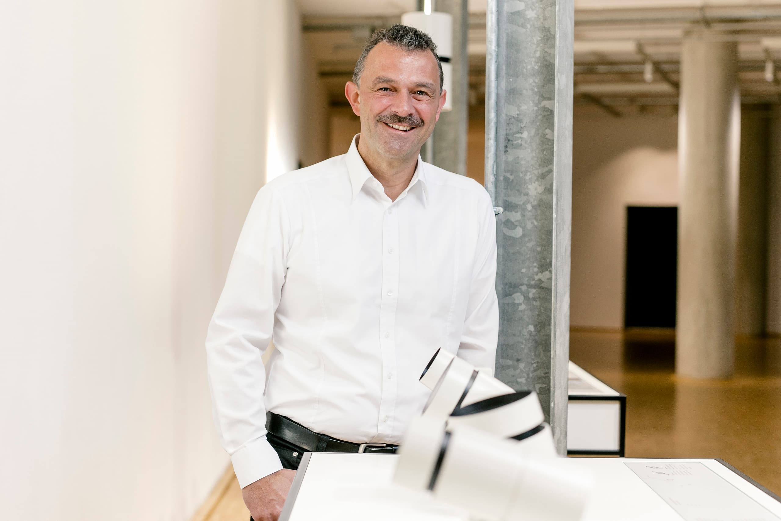 ERCO Vertriebsmitarbeiter präsentiert Lichtlösungen im Ausstellungsraum.
