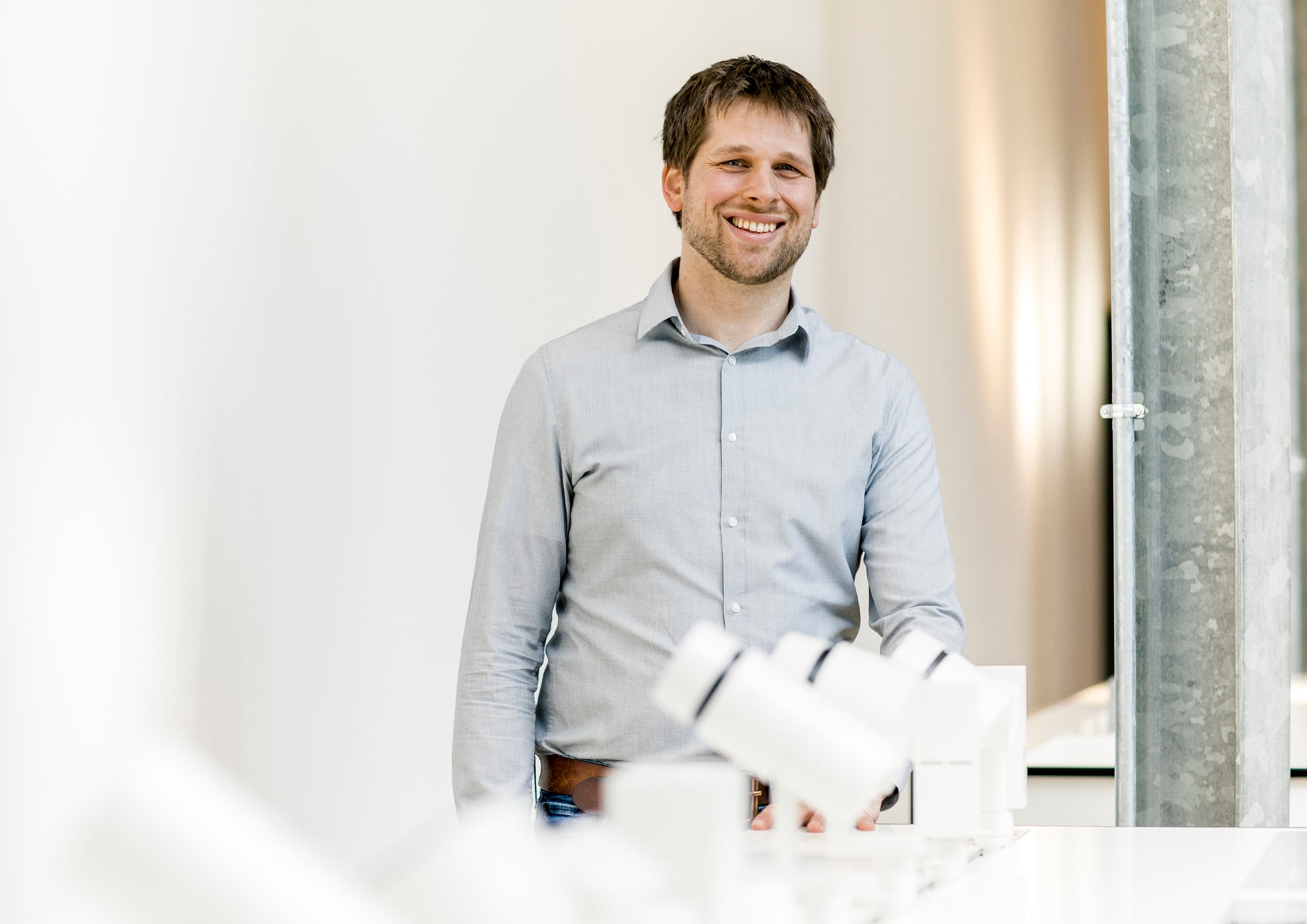 ERCO Mitarbeiter: Porträt eines Systemingenieurs in der Elektronikentwicklung, der an Lichtlösungen arbeitet.