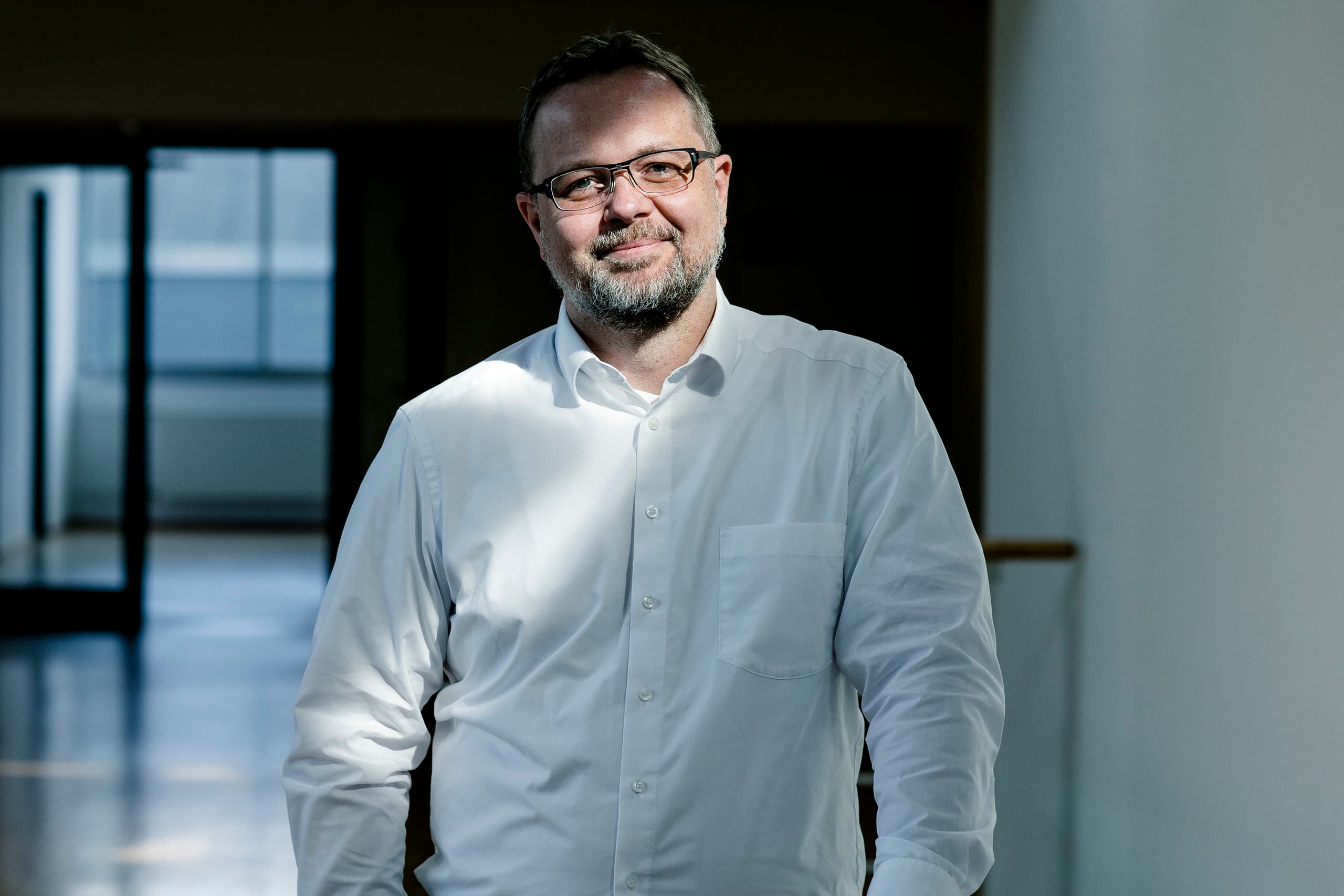 Professioneller ERCO-Mitarbeiter, der Kompetenz und Erfahrung im Bereich Lichtplanung vermittelt.