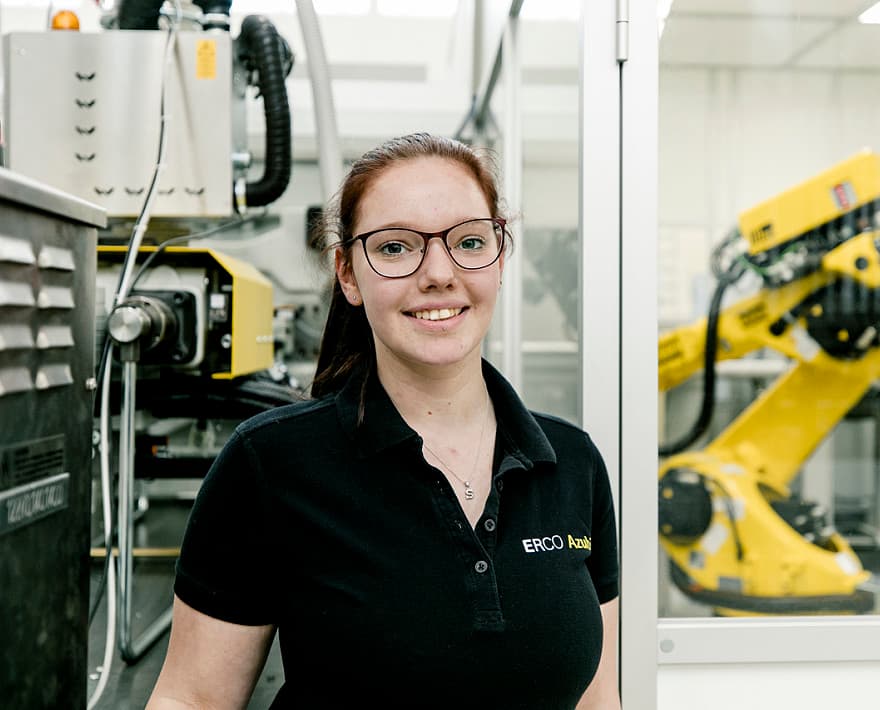 ERCO Elektronikerin Sonja Berges an einer Produktionsmaschine.
