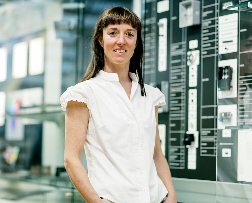 Sonja Berges, Elektronikerin für Betriebstechnik bei ERCO, im Arbeitsumfeld.