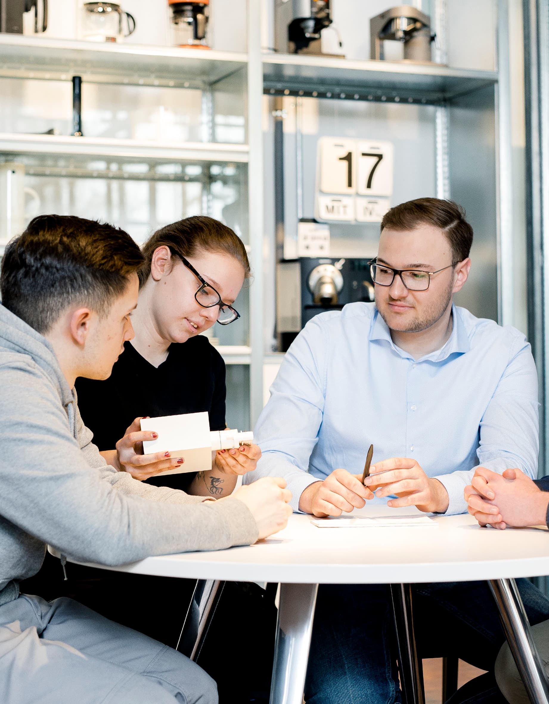 ERCO-Werkstudenten arbeiten gemeinsam an einem Projekt im Büro.