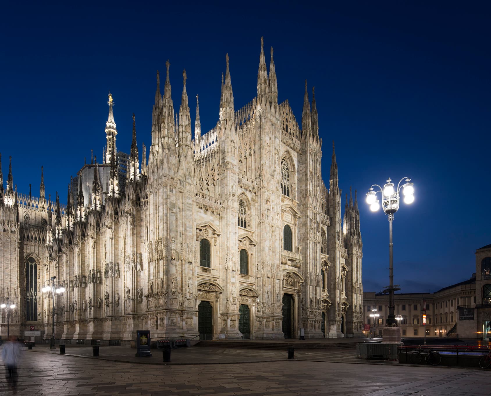 Mailänder Dom: Die neue Außenbeleuchtung mit ERCO LED Strahlern betont die architektonischen Details.