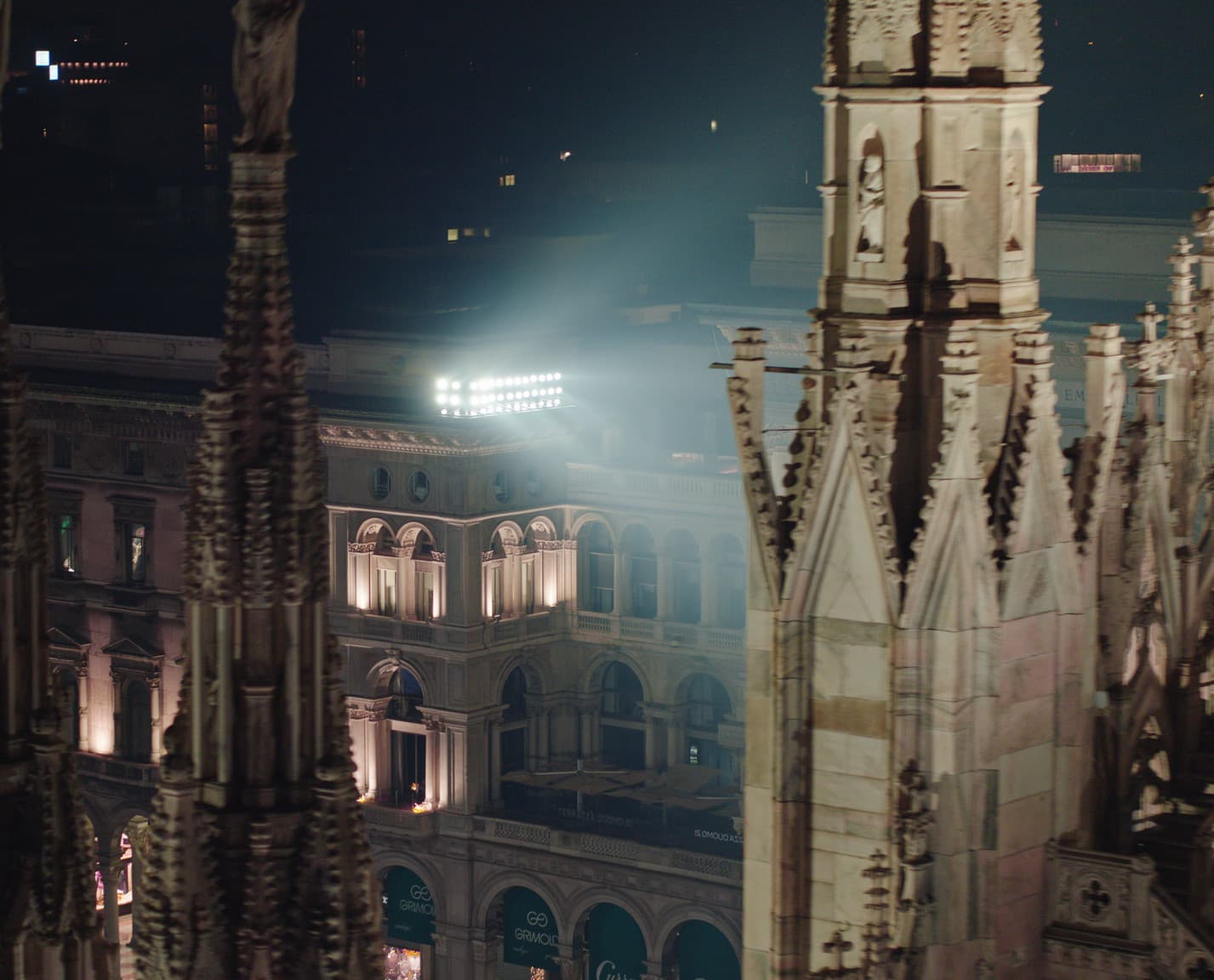 Mailänder Dom Außenansicht bei Nacht, beleuchtet mit ERCO LED Strahlern, die Details hervorheben.