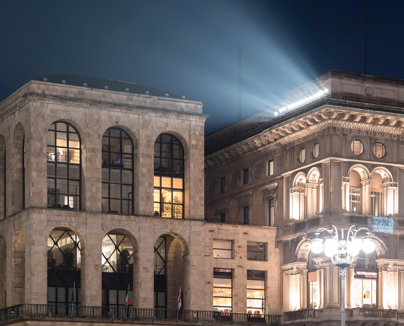 Mailänder Domfassade mit ERCO LED-Strahlern bei Nacht, energiesparende Aussenbeleuchtung.