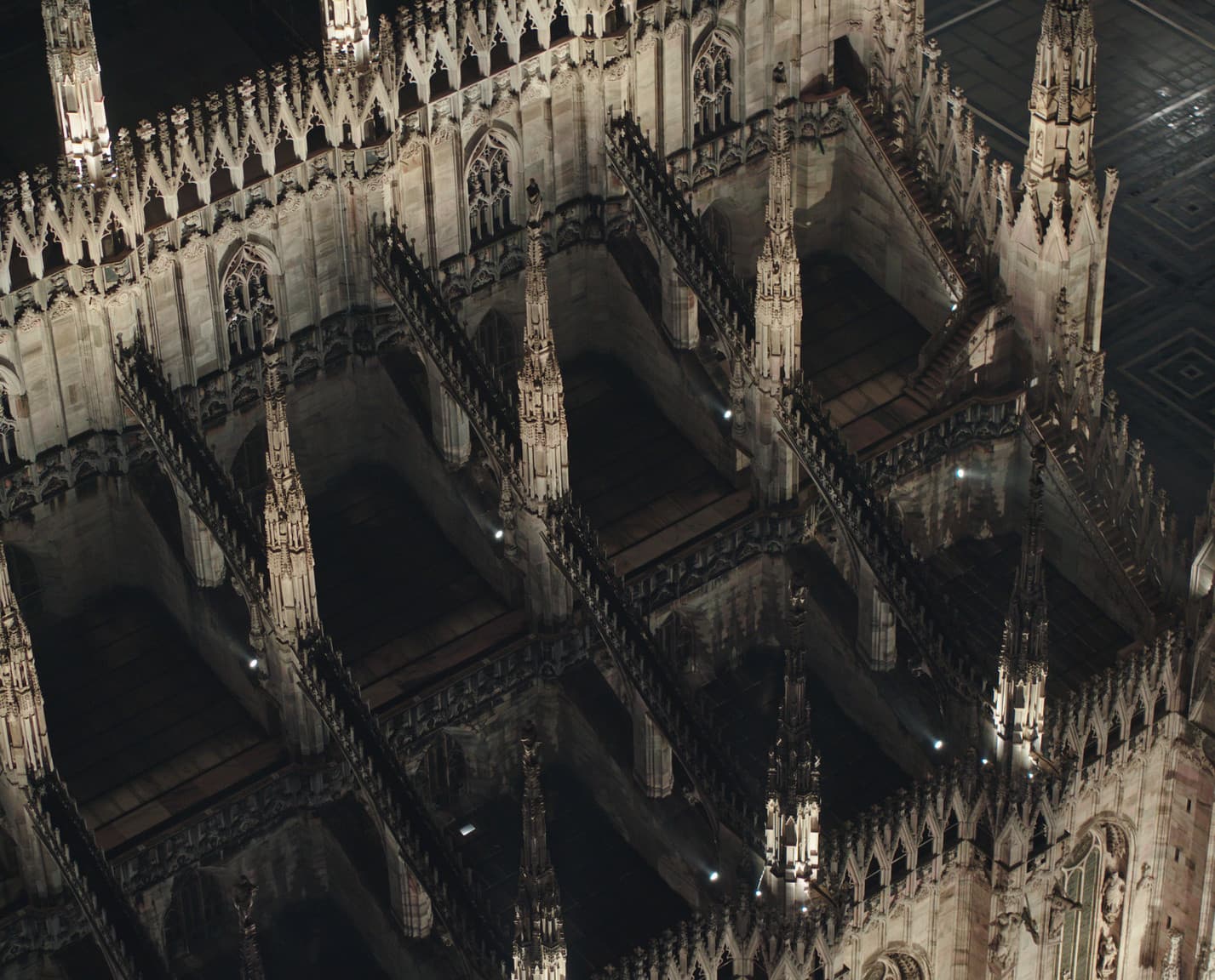 Mailänder Dom Fassade mit ERCO LED Strahlern bei Nacht.