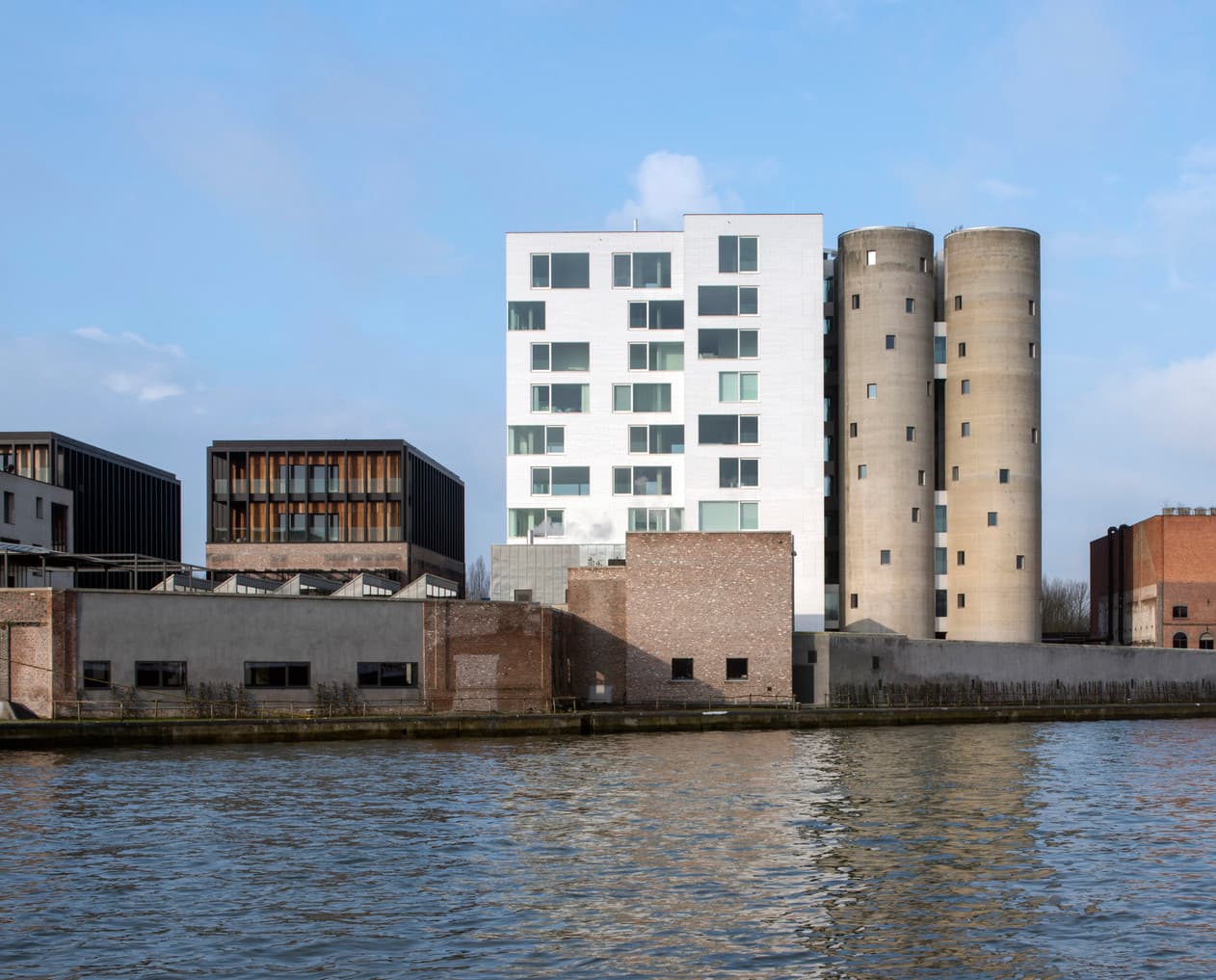 Axel Vervoordt Gallery: Industriearchitektur und Kunst am Wasser, beleuchtet mit ERCO LED-Leuchten.
