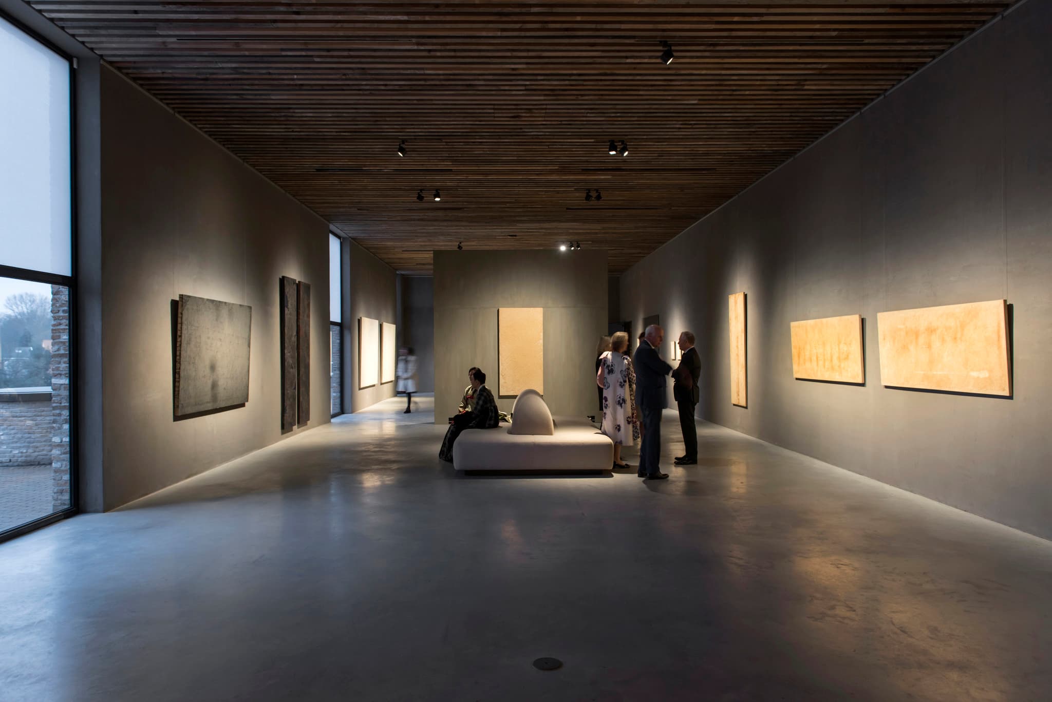 ERCO Parscan Strahler beleuchten Kunst in der Axel Vervoordt Galerie, Belgien.